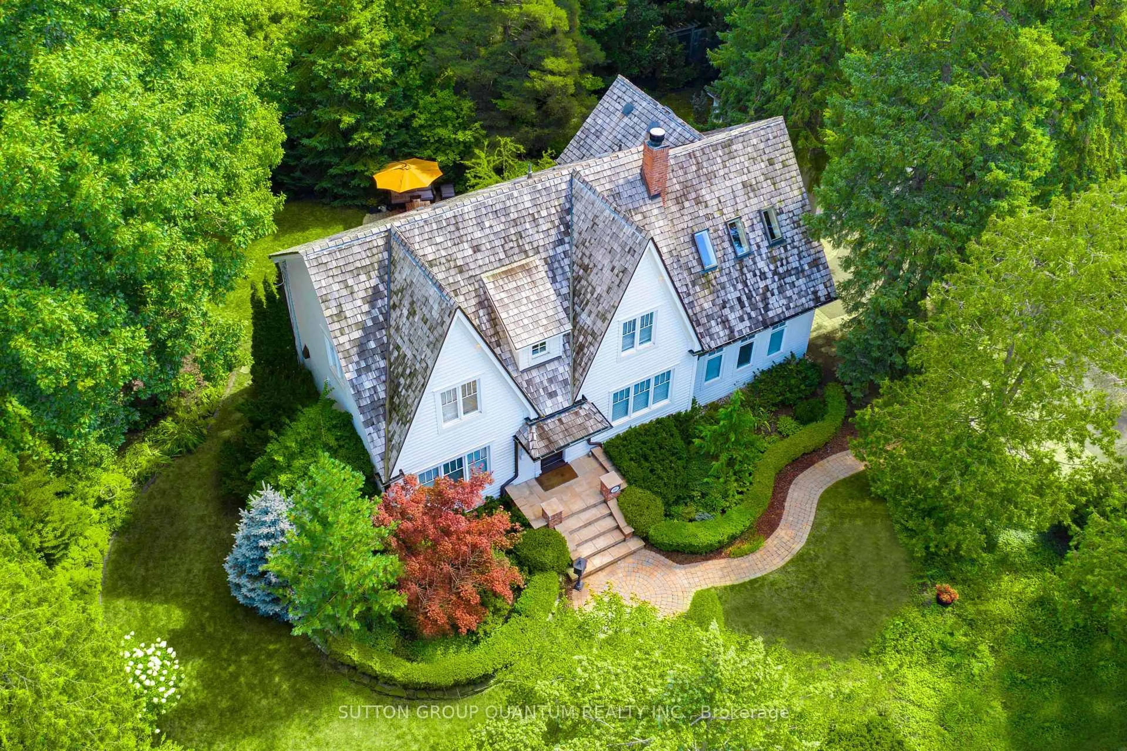 A pic from outside/outdoor area/front of a property/back of a property/a pic from drone, building for 1197 Birchview Dr, Mississauga Ontario L5H 3E2