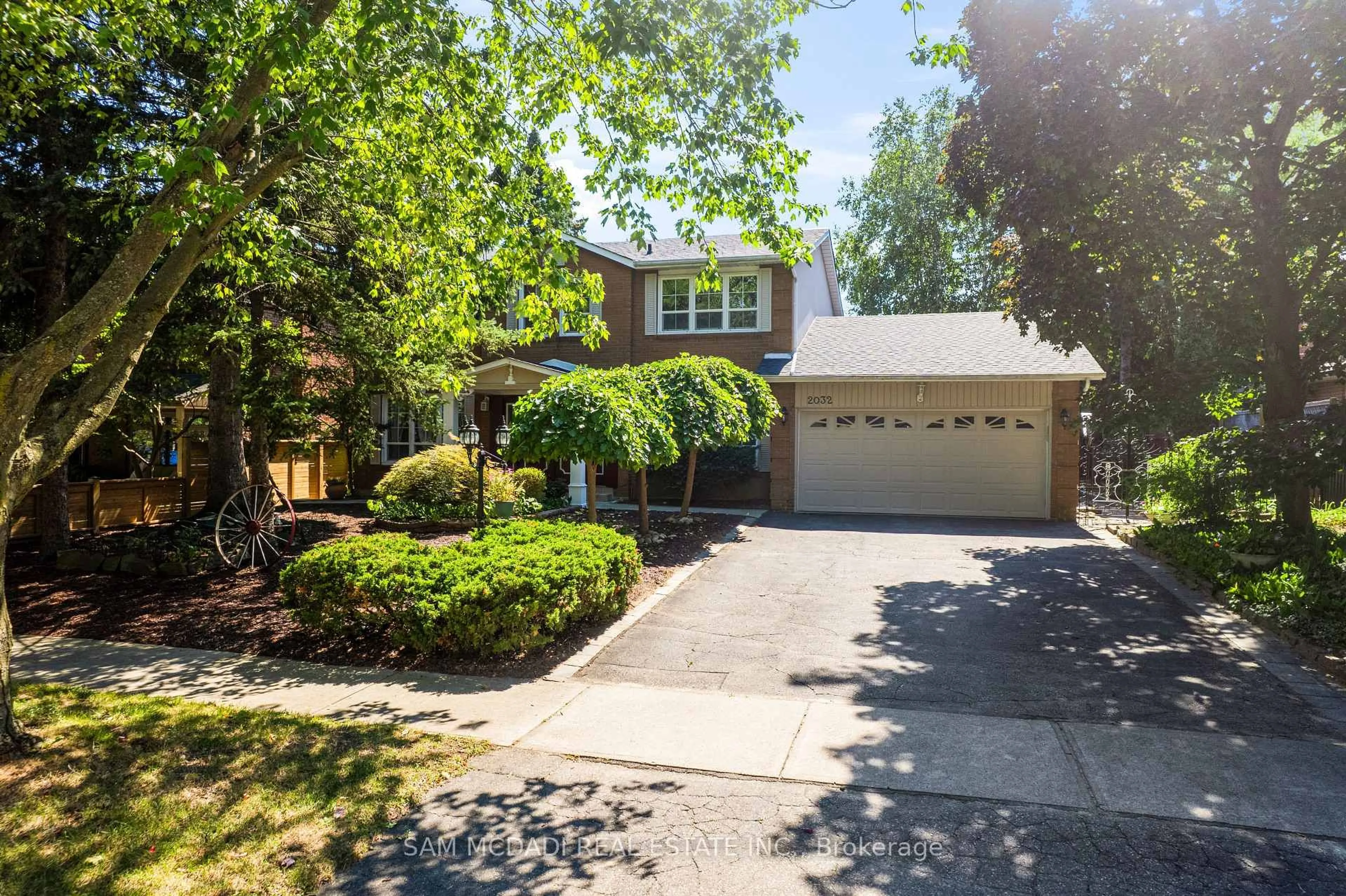 Home with vinyl exterior material, street for 2032 Shannon Dr, Mississauga Ontario L5H 3W3