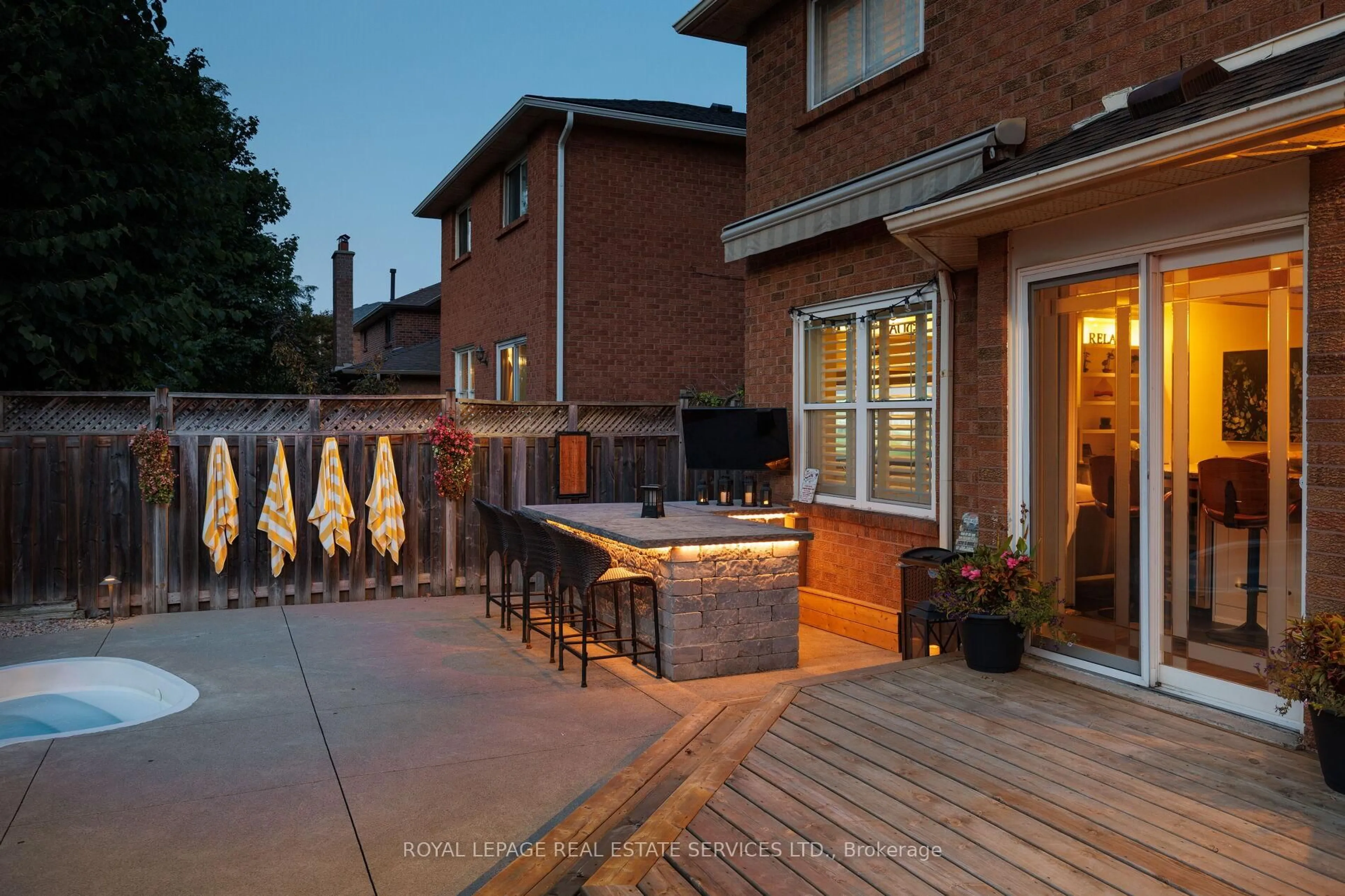 Patio, street for 1559 Stoneybrook Tr, Oakville Ontario L6M 2R4