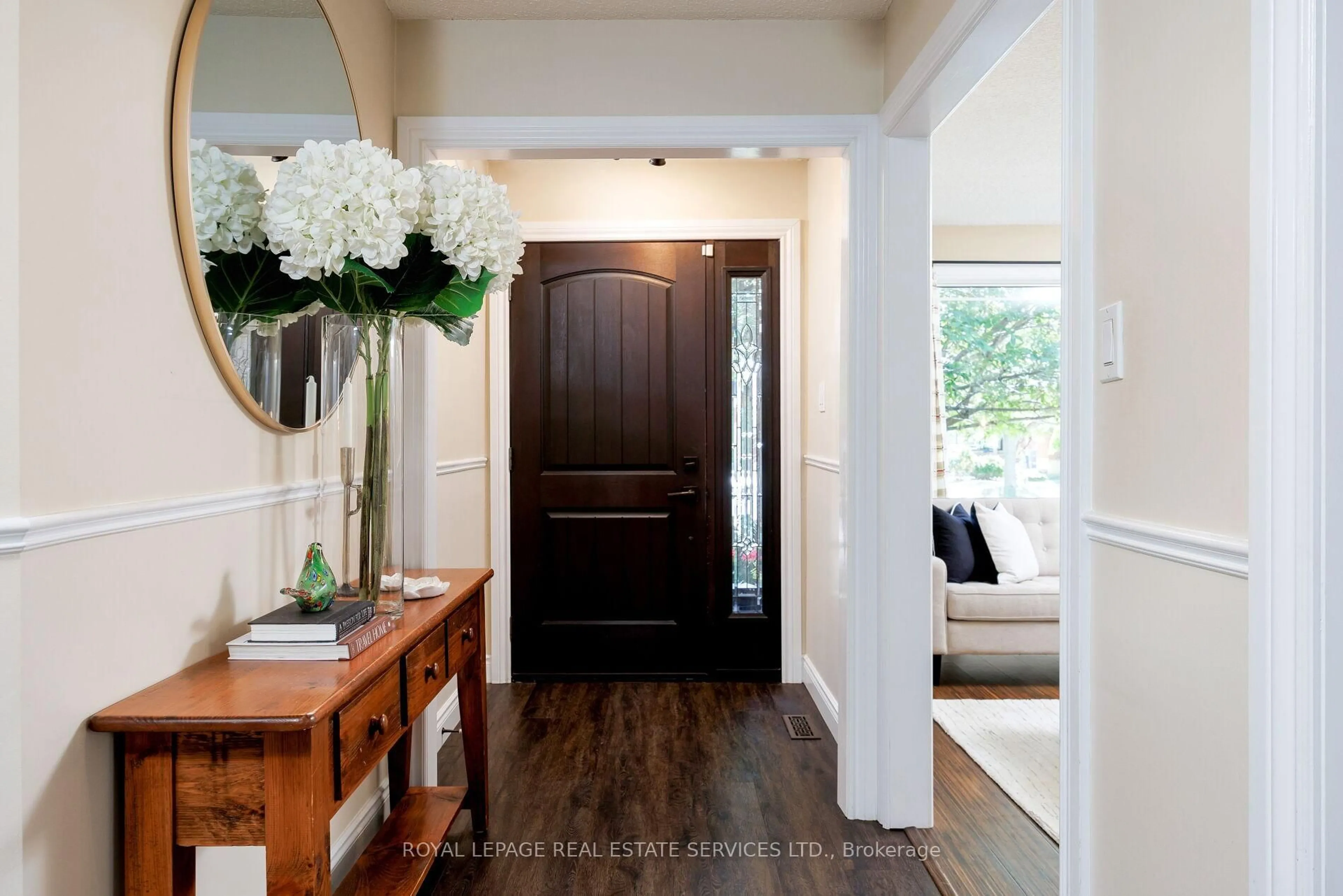 Indoor entryway for 1559 Stoneybrook Tr, Oakville Ontario L6M 2R4