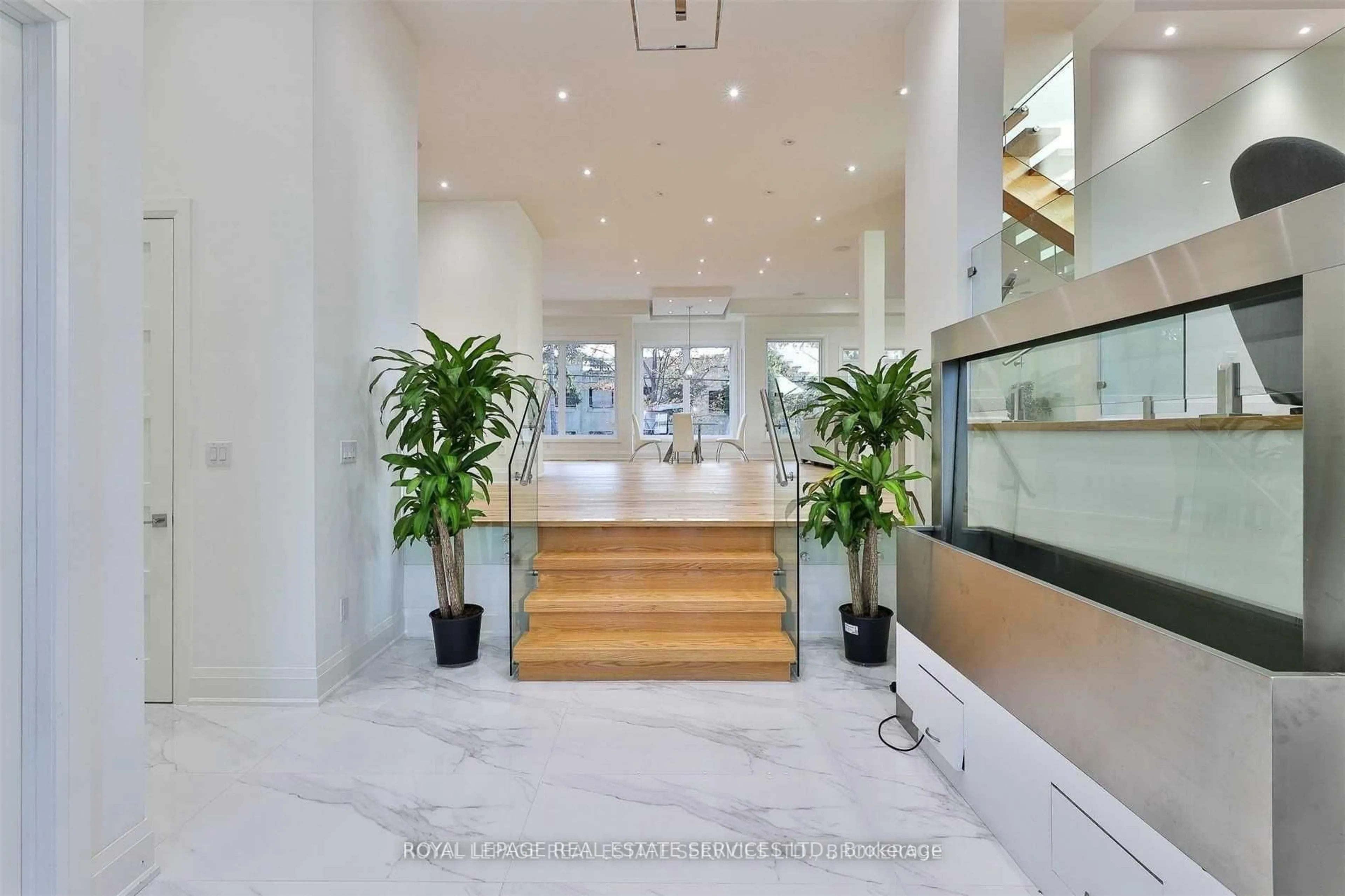 Indoor foyer for 61 Dane Ave, Toronto Ontario M6A 1G4