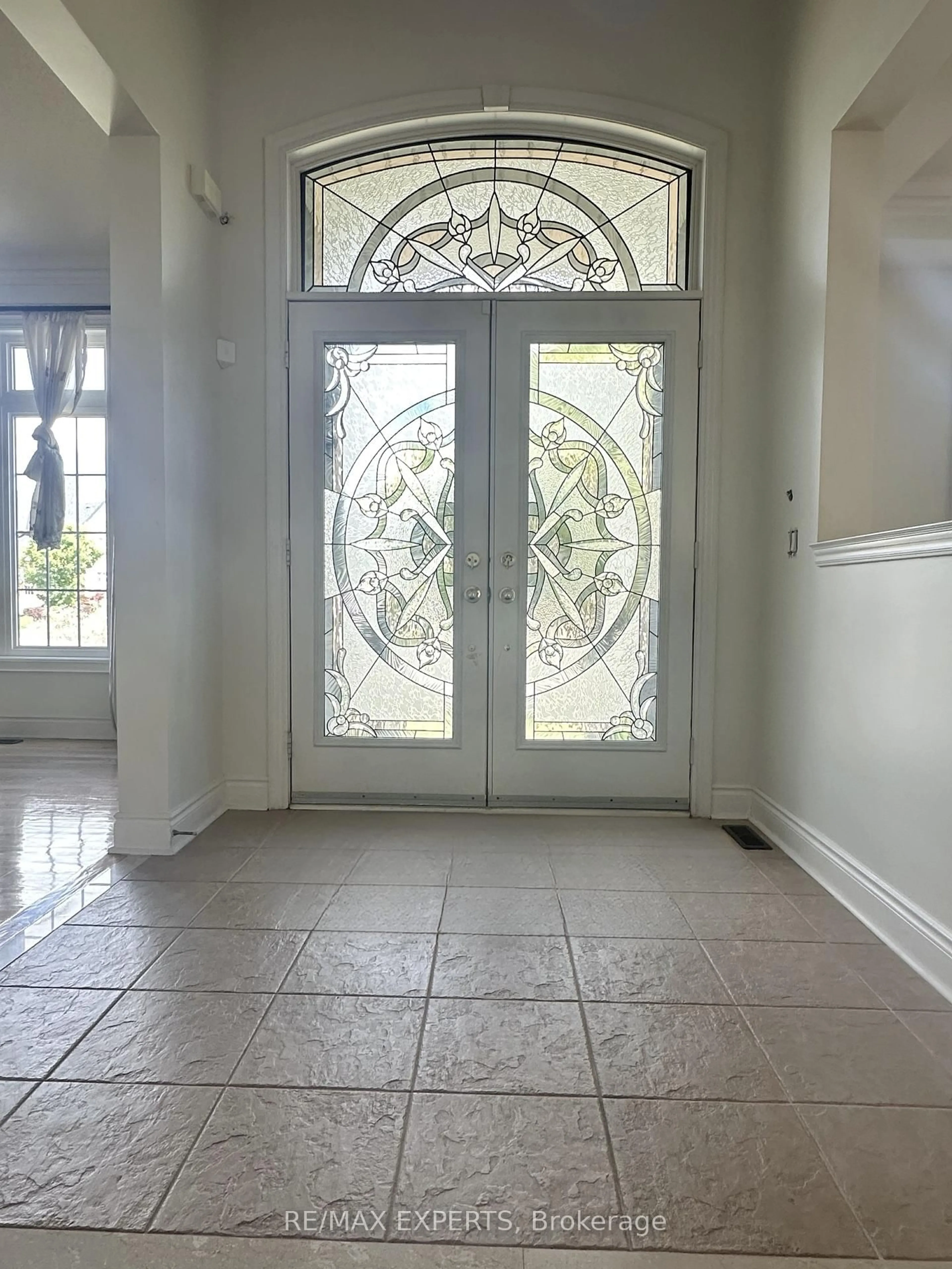 Indoor entryway for 2 Louvre Circ, Brampton Ontario L6P 1V9