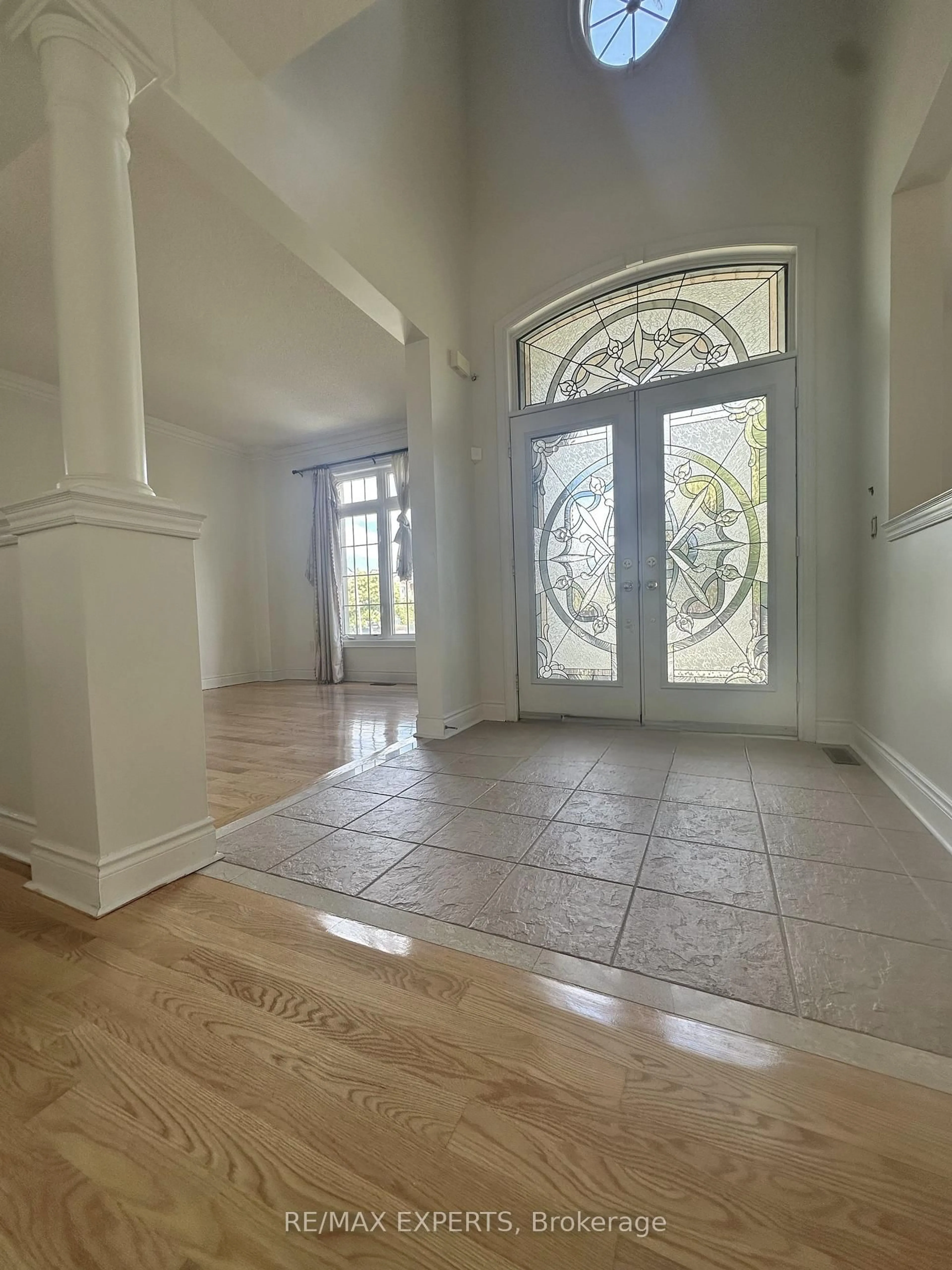 Indoor foyer for 2 Louvre Circ, Brampton Ontario L6P 1V9