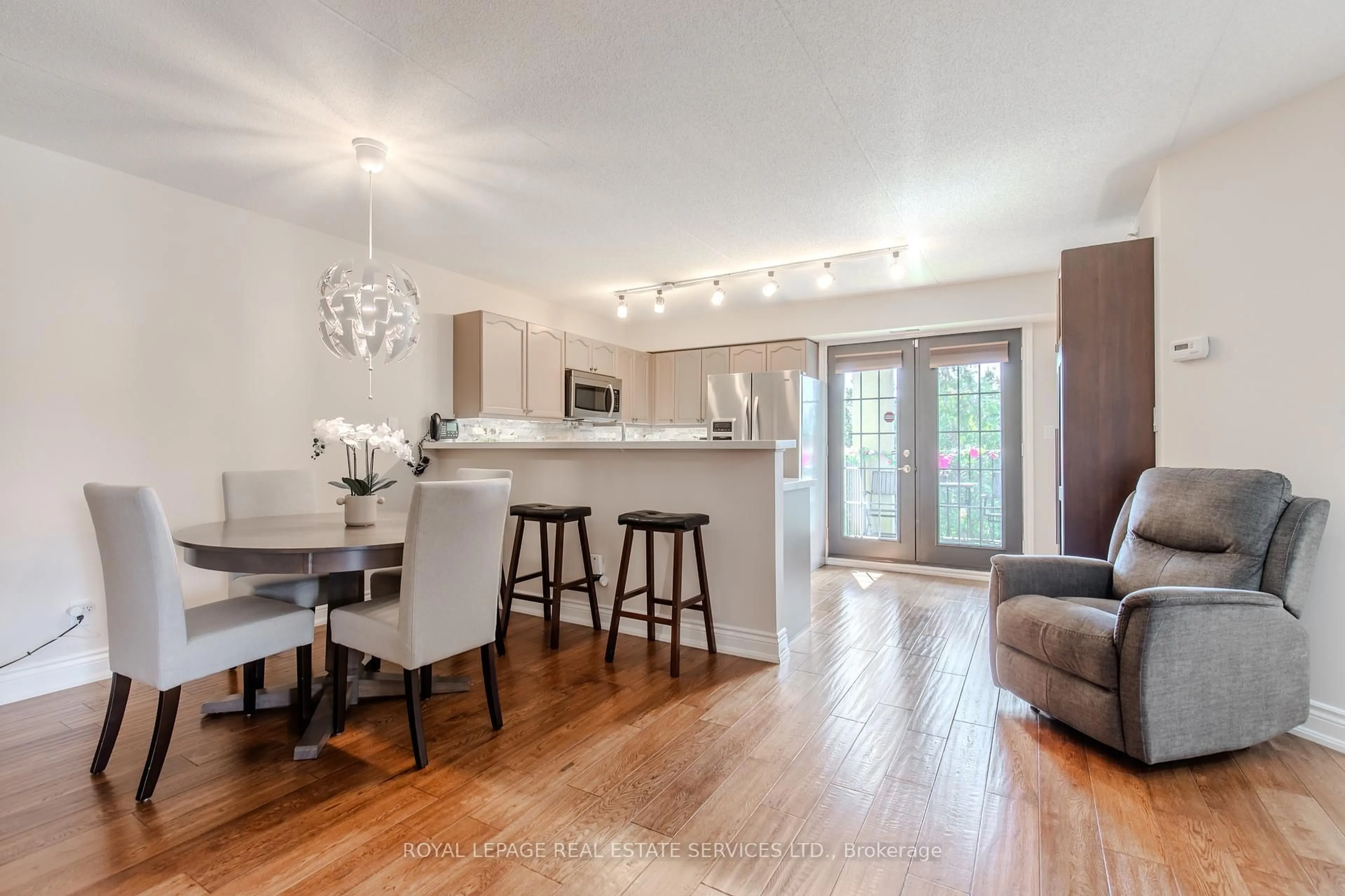 Open concept kitchen, wood/laminate floor for 1451 Walker's Line #310, Burlington Ontario L7M 4P1