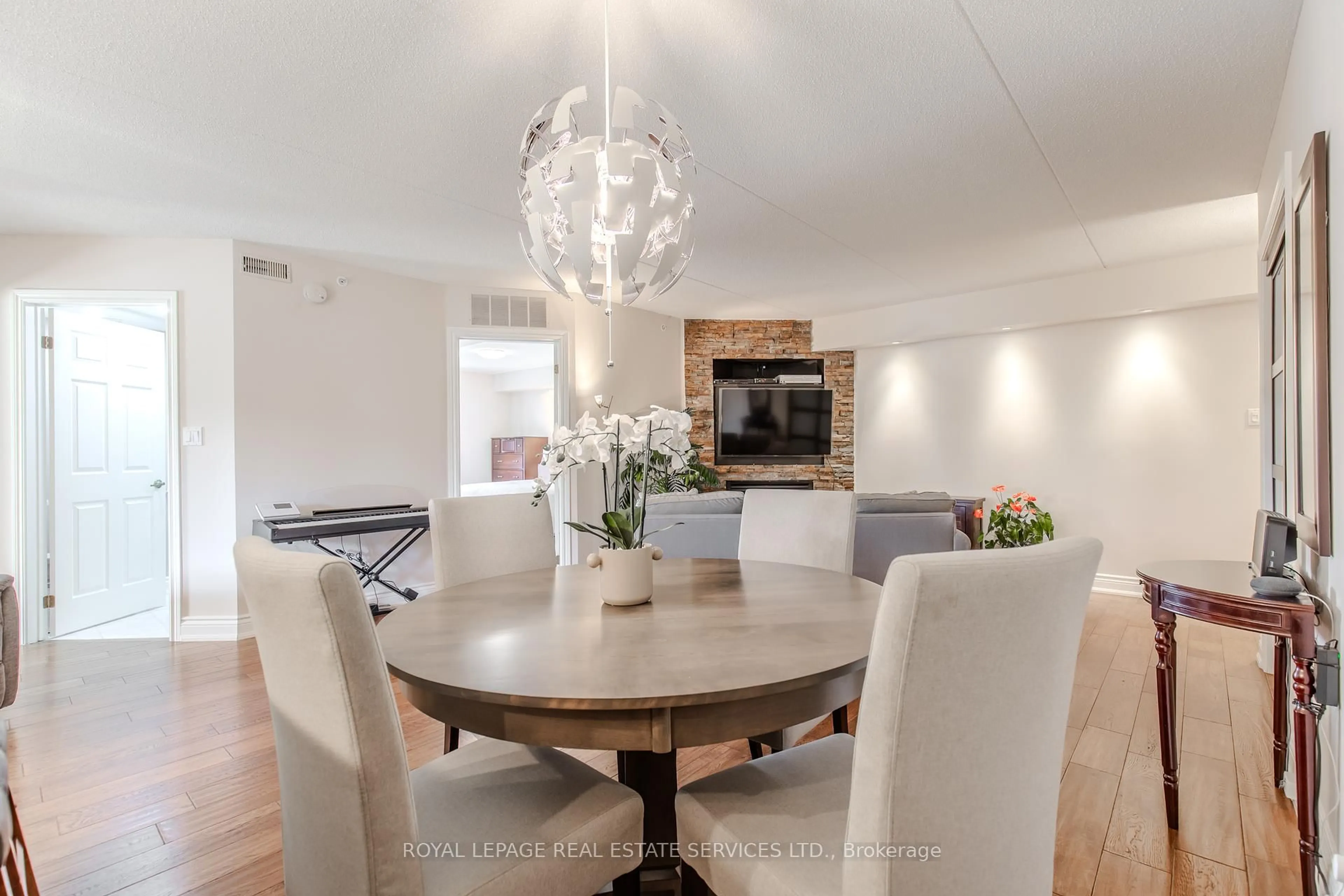 Dining room, wood/laminate floor for 1451 Walker's Line #310, Burlington Ontario L7M 4P1