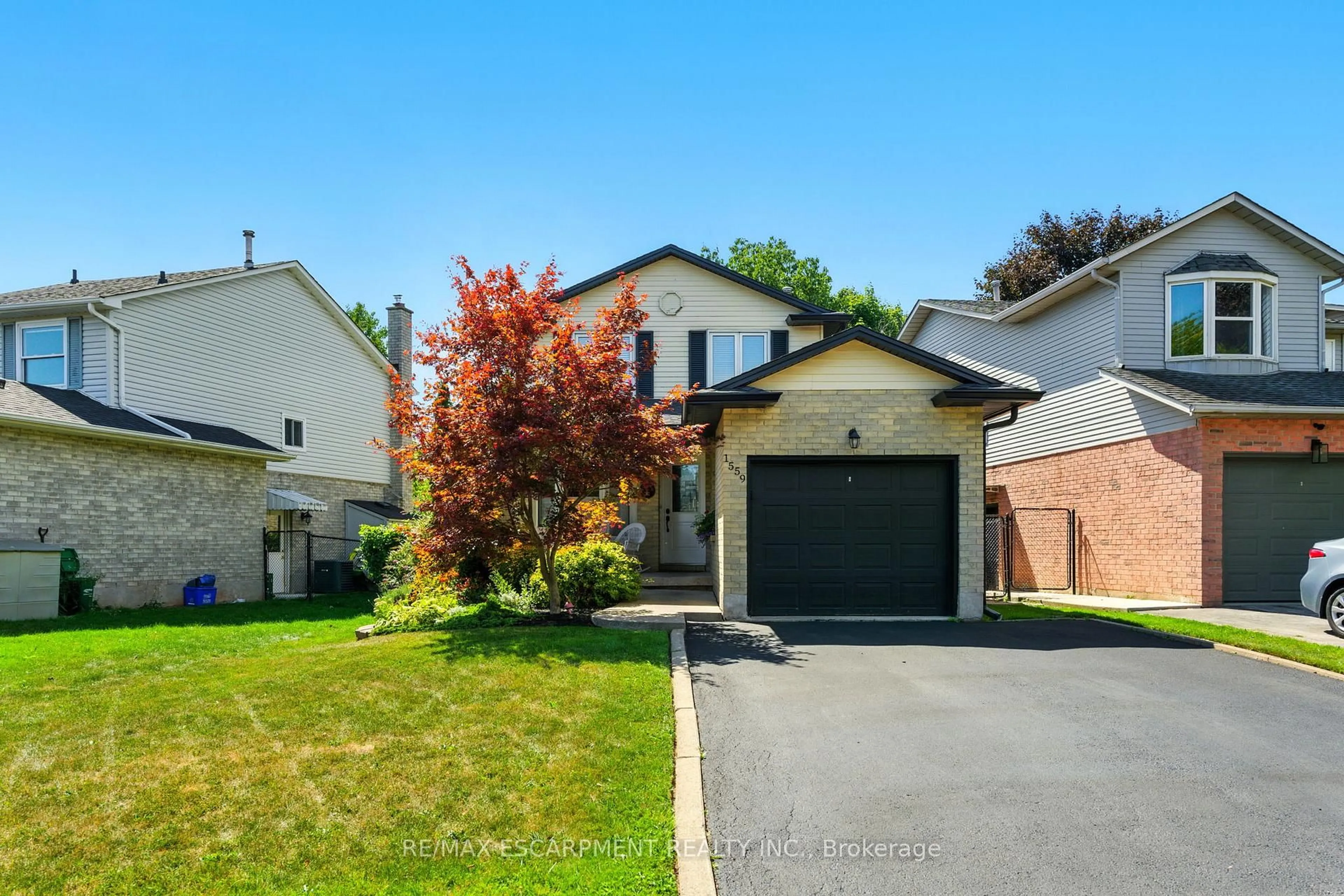 A pic from outside/outdoor area/front of a property/back of a property/a pic from drone, street for 1559 Riley Ave, Burlington Ontario L7M 3G2