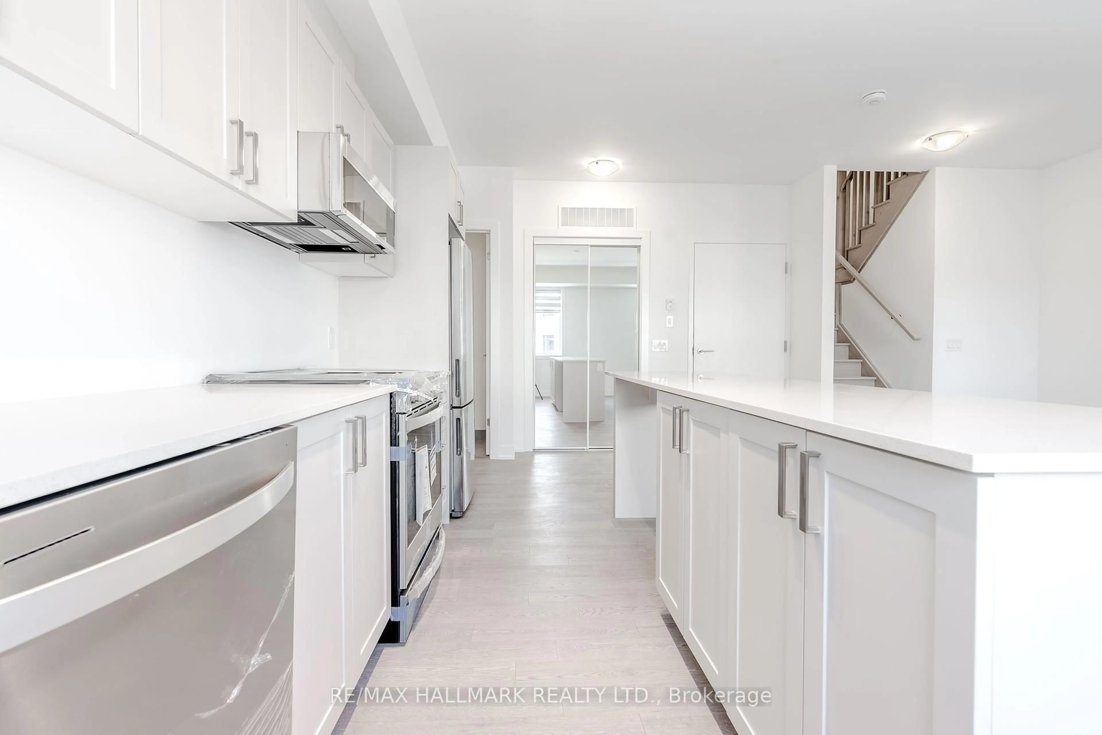 Kitchen with laundary machines, unknown for 1085 Douglas Mccurdy Common #216, Mississauga Ontario L5G 4B1