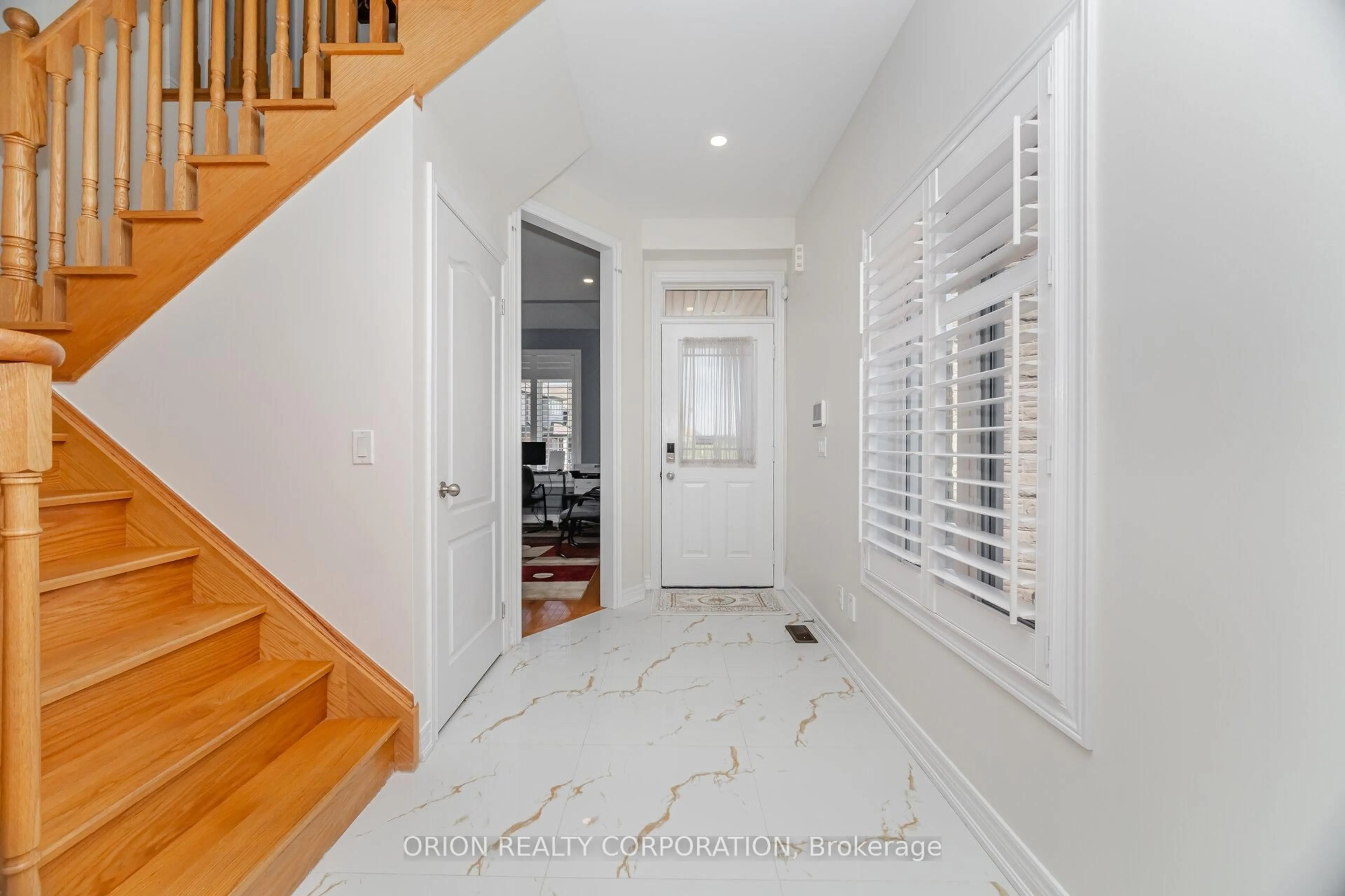 Indoor entryway for 802 Miltonbrook Cres, Milton Ontario L9T 8N3