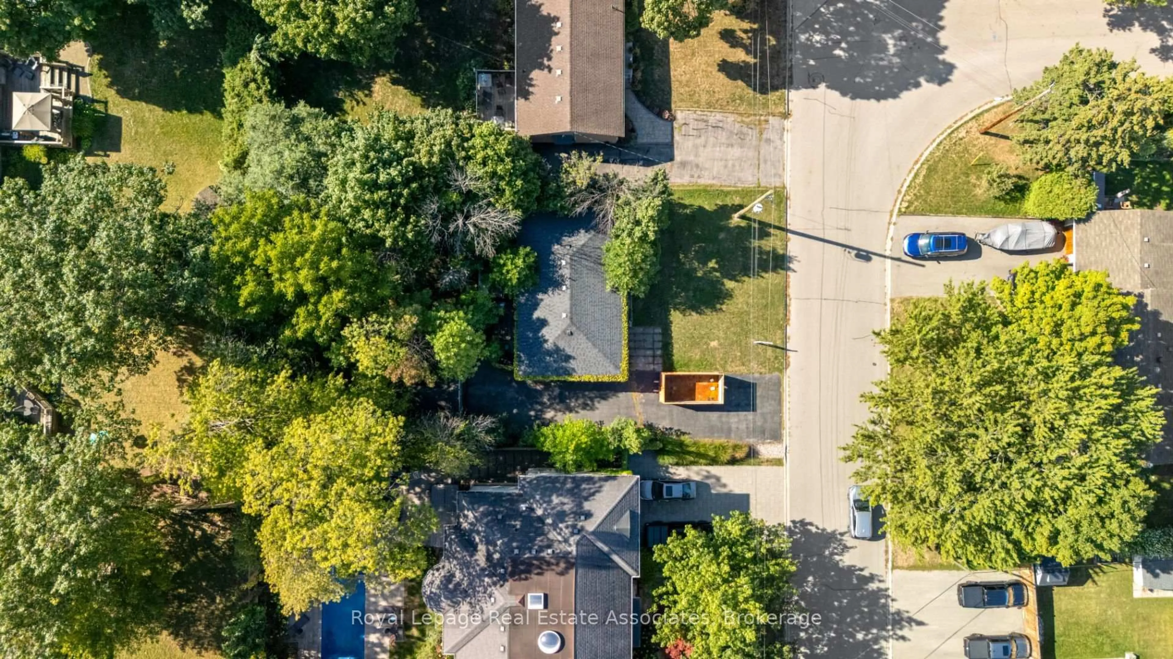A pic from outside/outdoor area/front of a property/back of a property/a pic from drone, city buildings view from balcony for 178 Boxley Rd, Burlington Ontario L7L 4S6