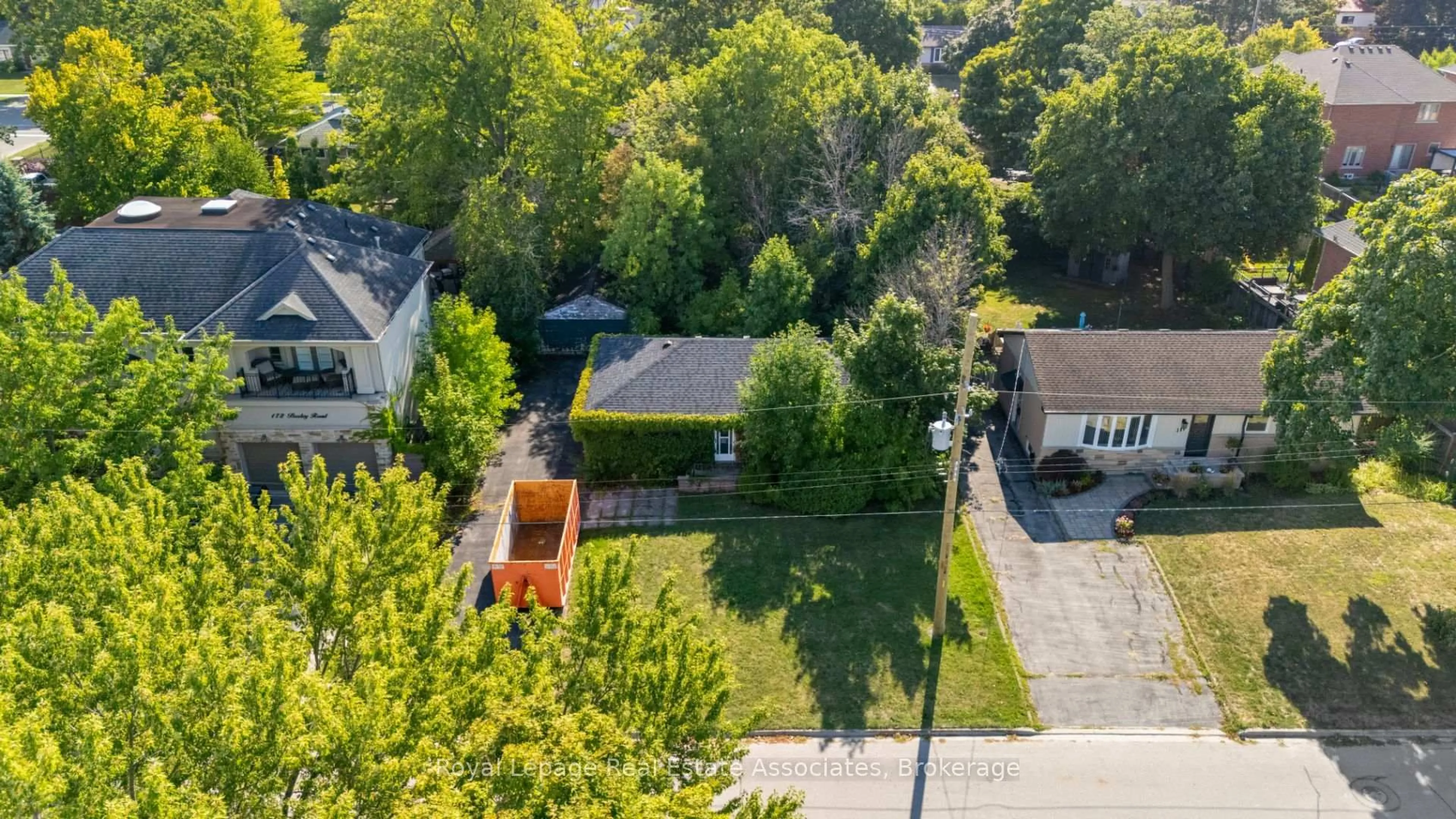 A pic from outside/outdoor area/front of a property/back of a property/a pic from drone, street for 178 Boxley Rd, Burlington Ontario L7L 4S6