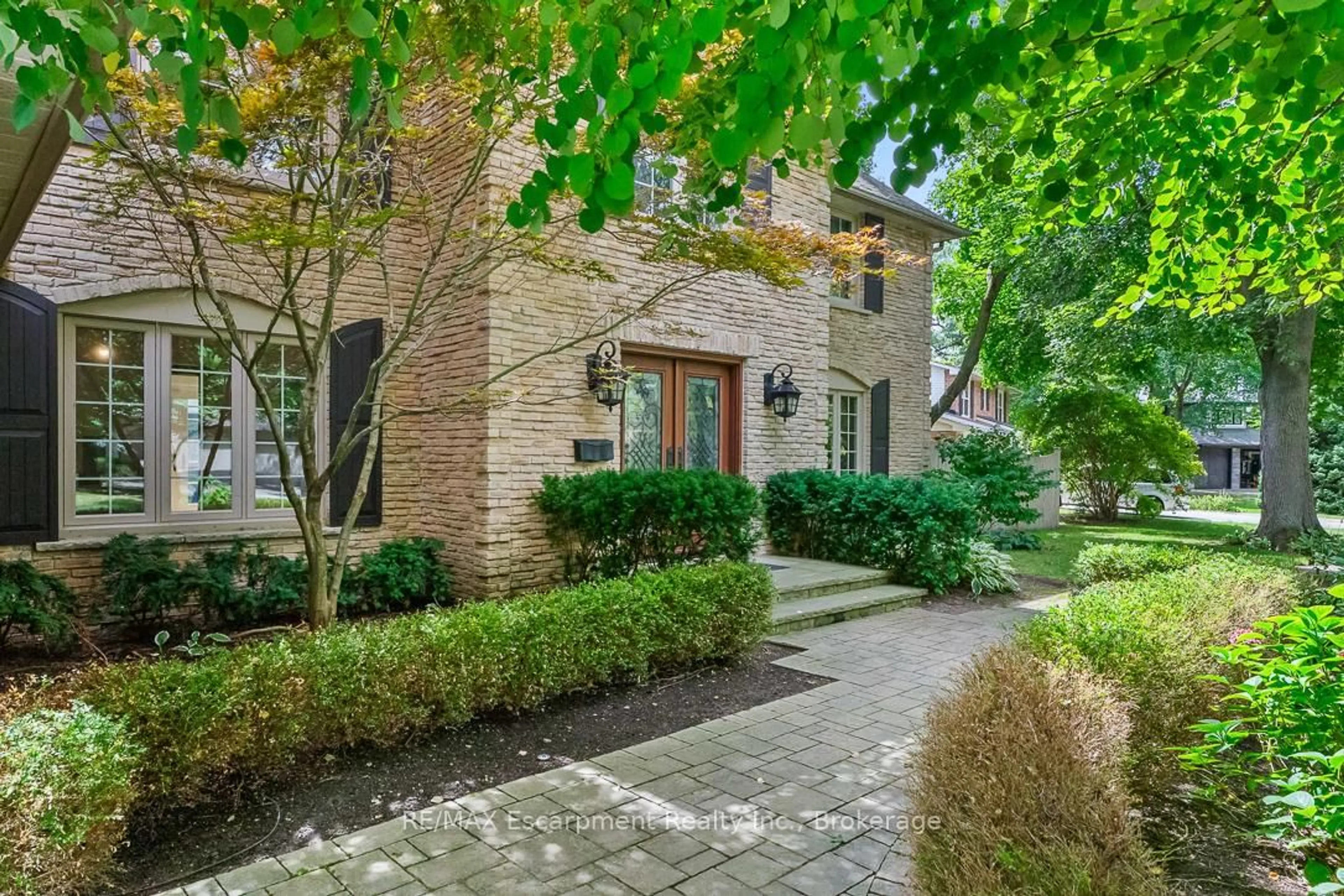 Home with brick exterior material, street for 138 Cavendish Crt, Oakville Ontario L6J 5S2