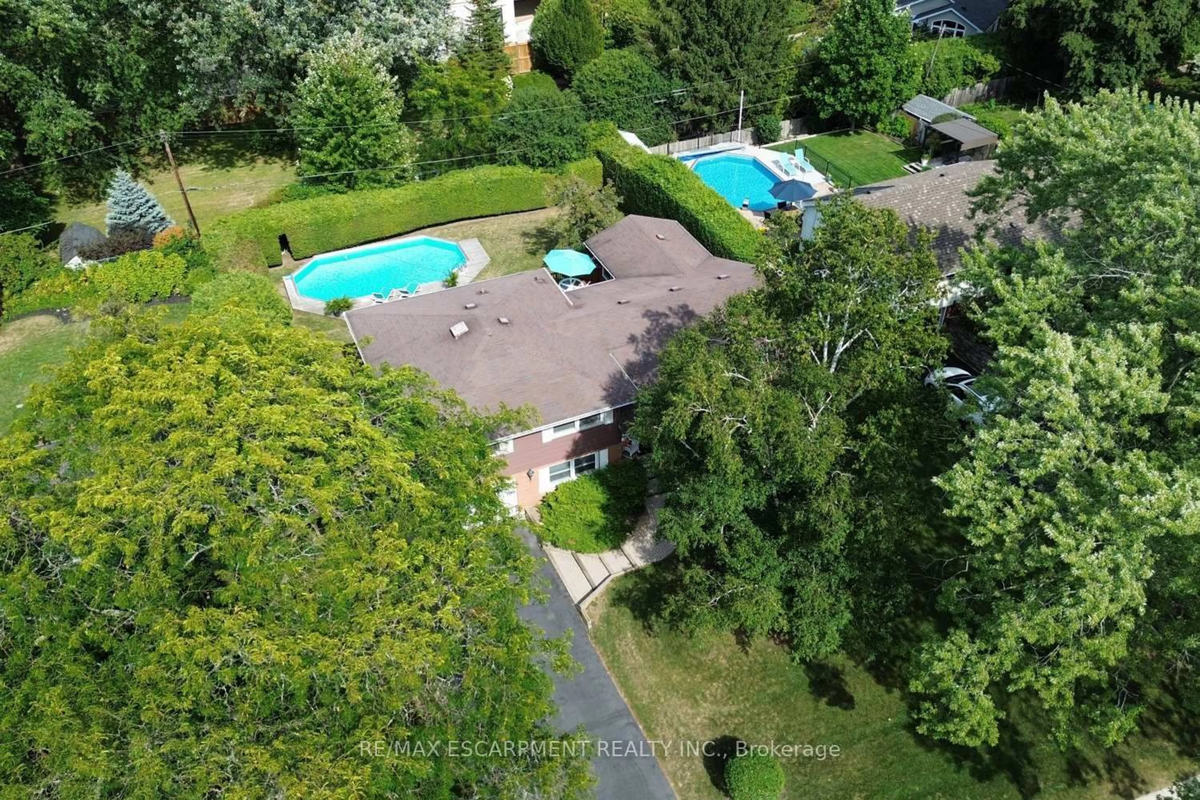 A pic from outside/outdoor area/front of a property/back of a property/a pic from drone, unknown for 219 Strathcona Dr, Burlington Ontario L7L 2C7