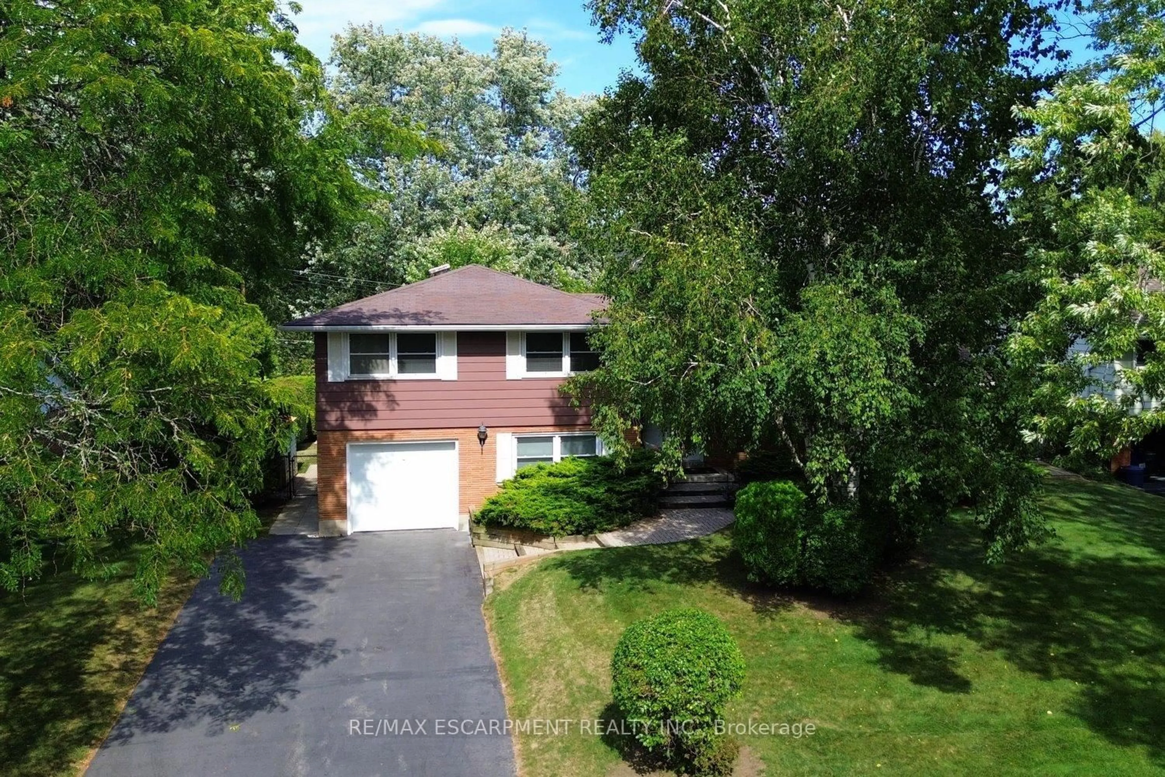 A pic from outside/outdoor area/front of a property/back of a property/a pic from drone, street for 219 Strathcona Dr, Burlington Ontario L7L 2C7