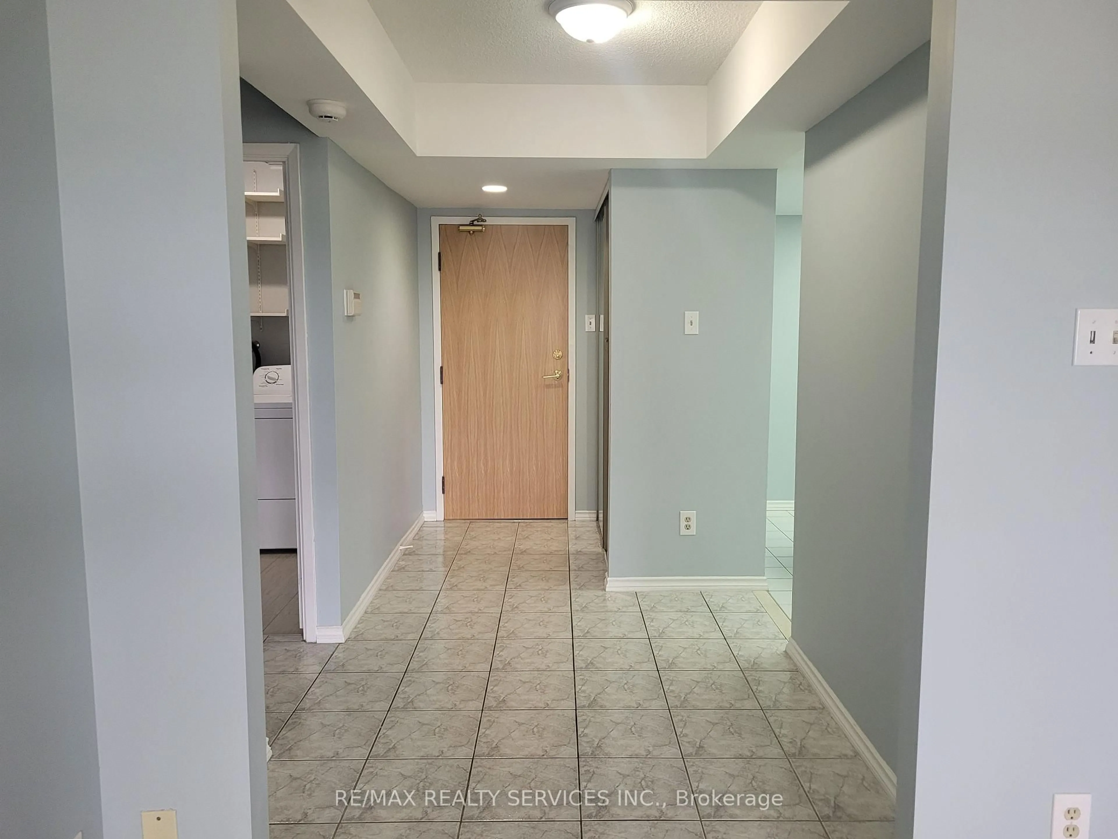 Indoor foyer for 330 Mill St #1206, Brampton Ontario L6Y 3V3
