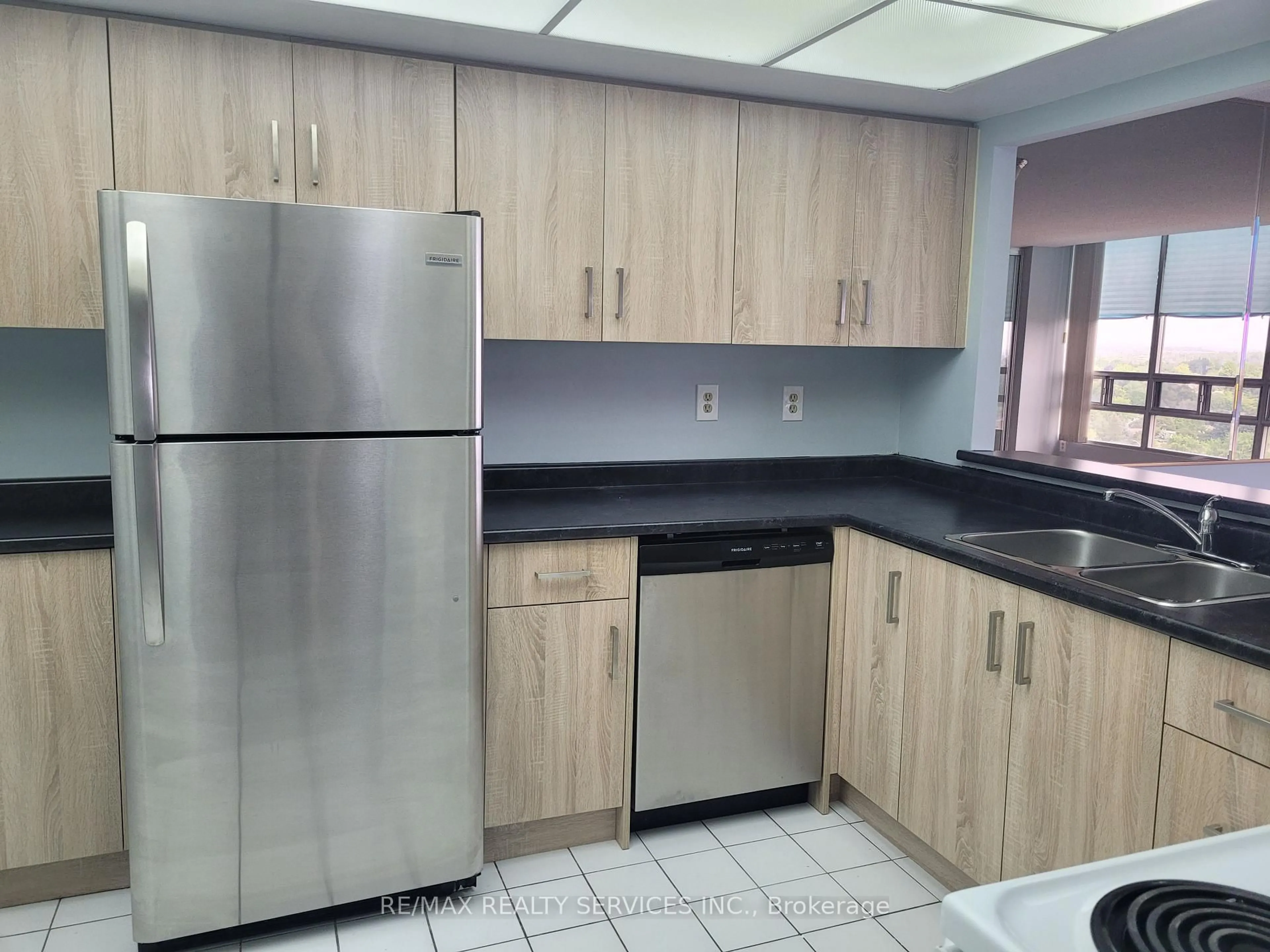 Standard kitchen, unknown for 330 Mill St #1206, Brampton Ontario L6Y 3V3
