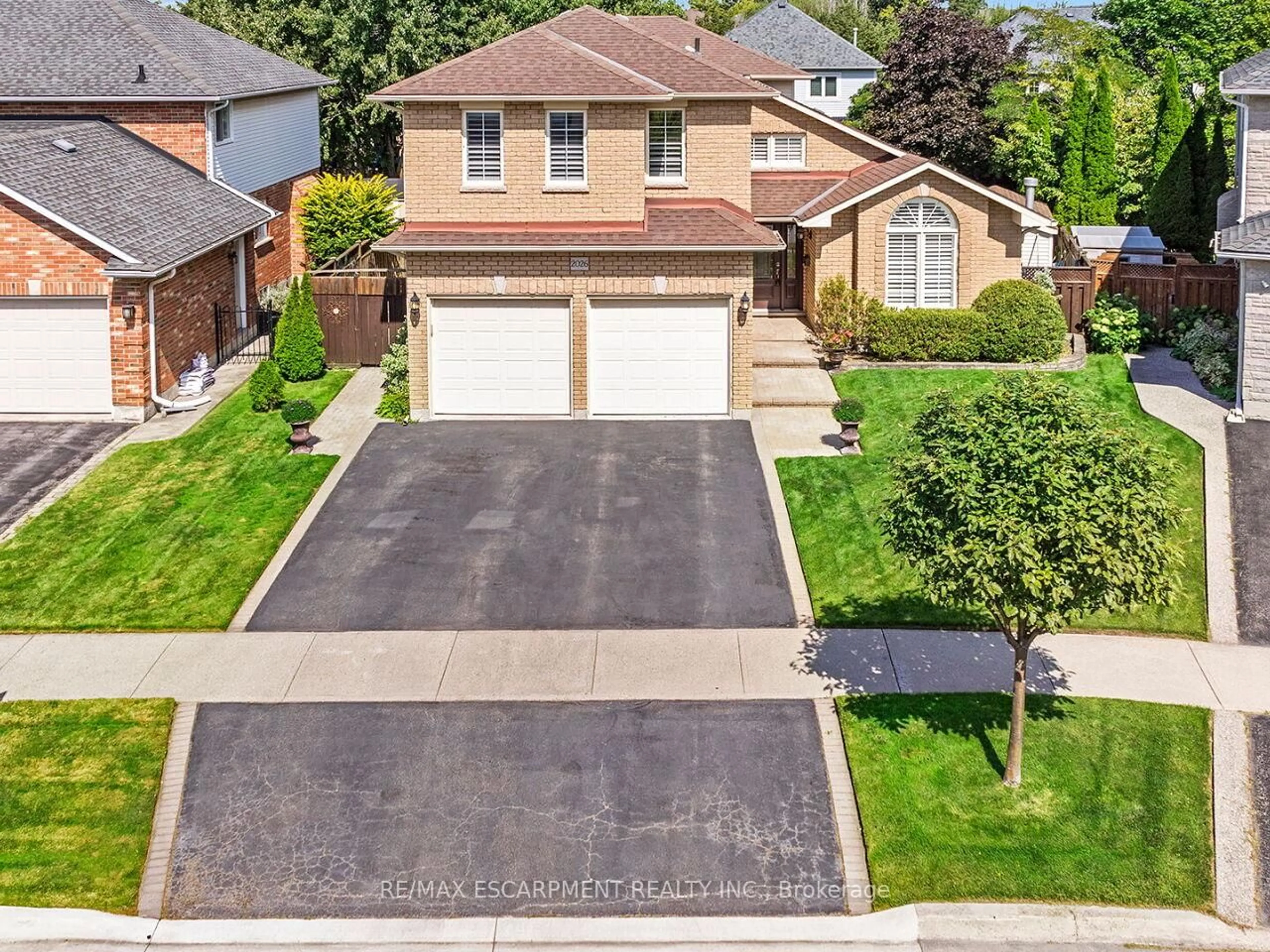 A pic from outside/outdoor area/front of a property/back of a property/a pic from drone, street for 2026 Waterbridge Dr, Burlington Ontario L7M 4G6