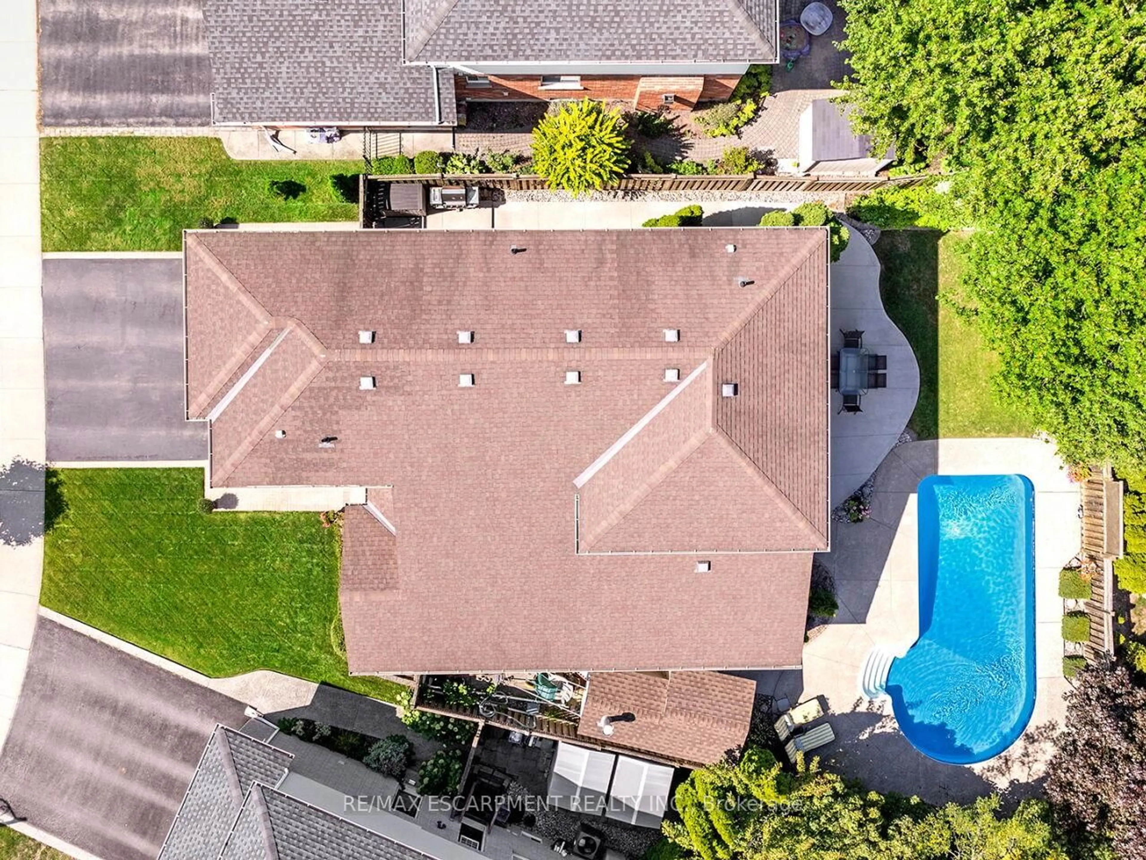 A pic from outside/outdoor area/front of a property/back of a property/a pic from drone, street for 2026 Waterbridge Dr, Burlington Ontario L7M 4G6