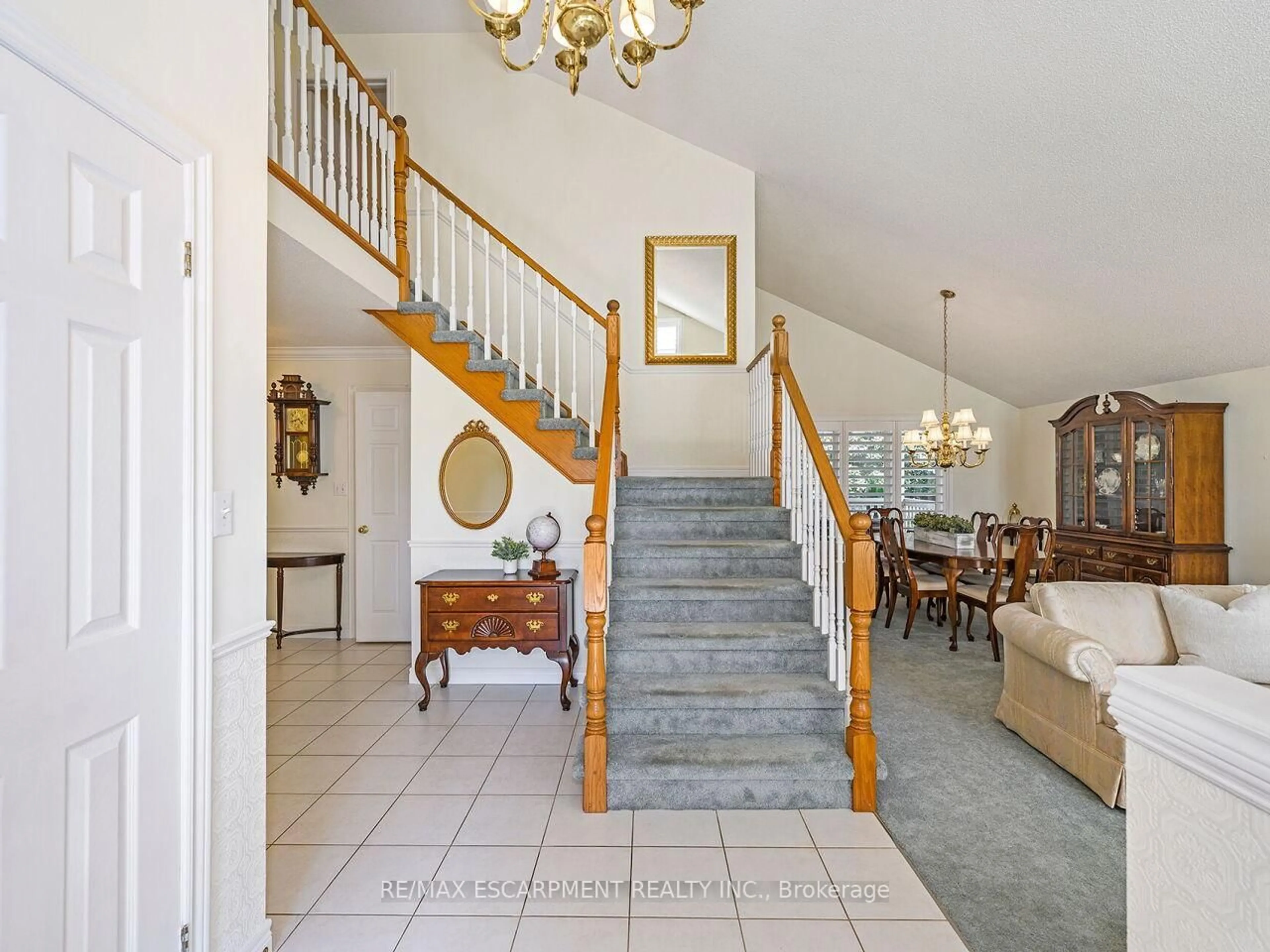 Indoor foyer for 2026 Waterbridge Dr, Burlington Ontario L7M 4G6
