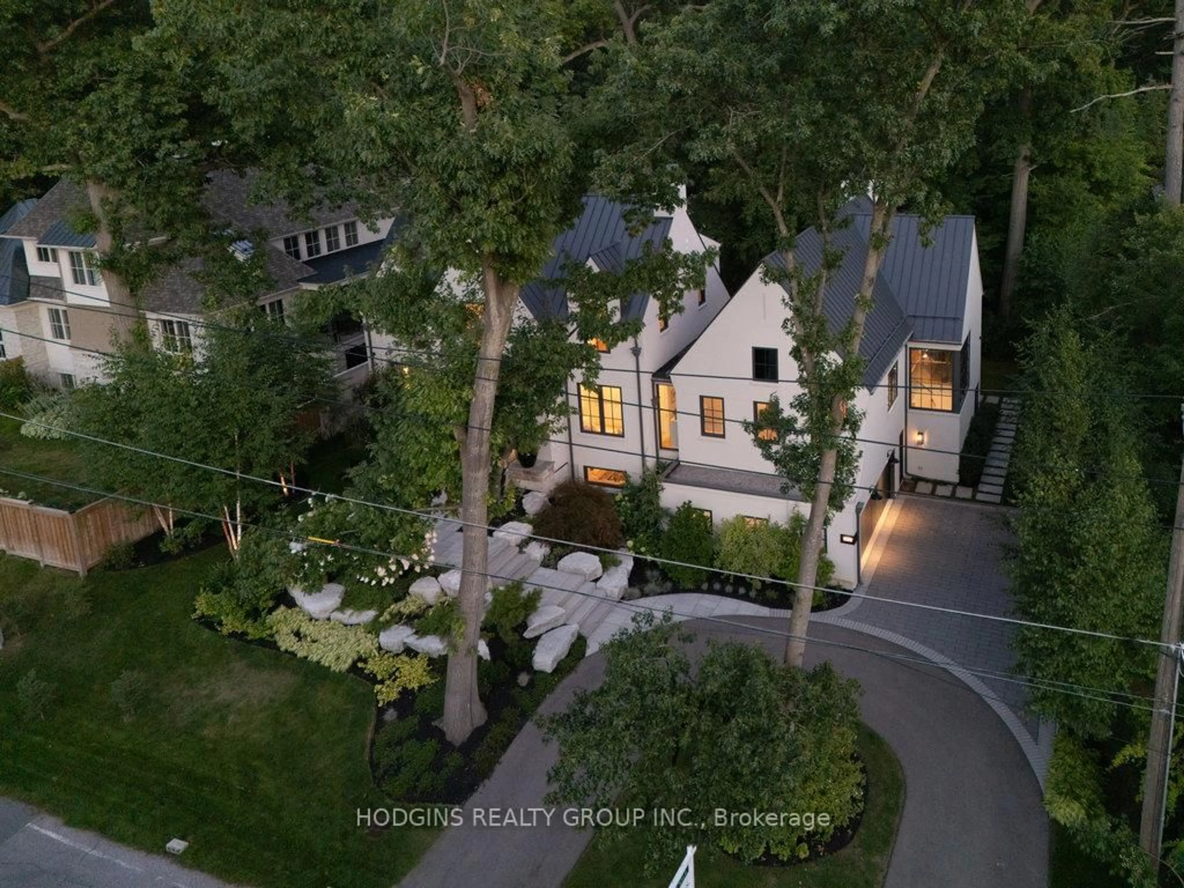 A pic from outside/outdoor area/front of a property/back of a property/a pic from drone, street for 238 Mineola Rd, Mississauga Ontario L5G 2C9