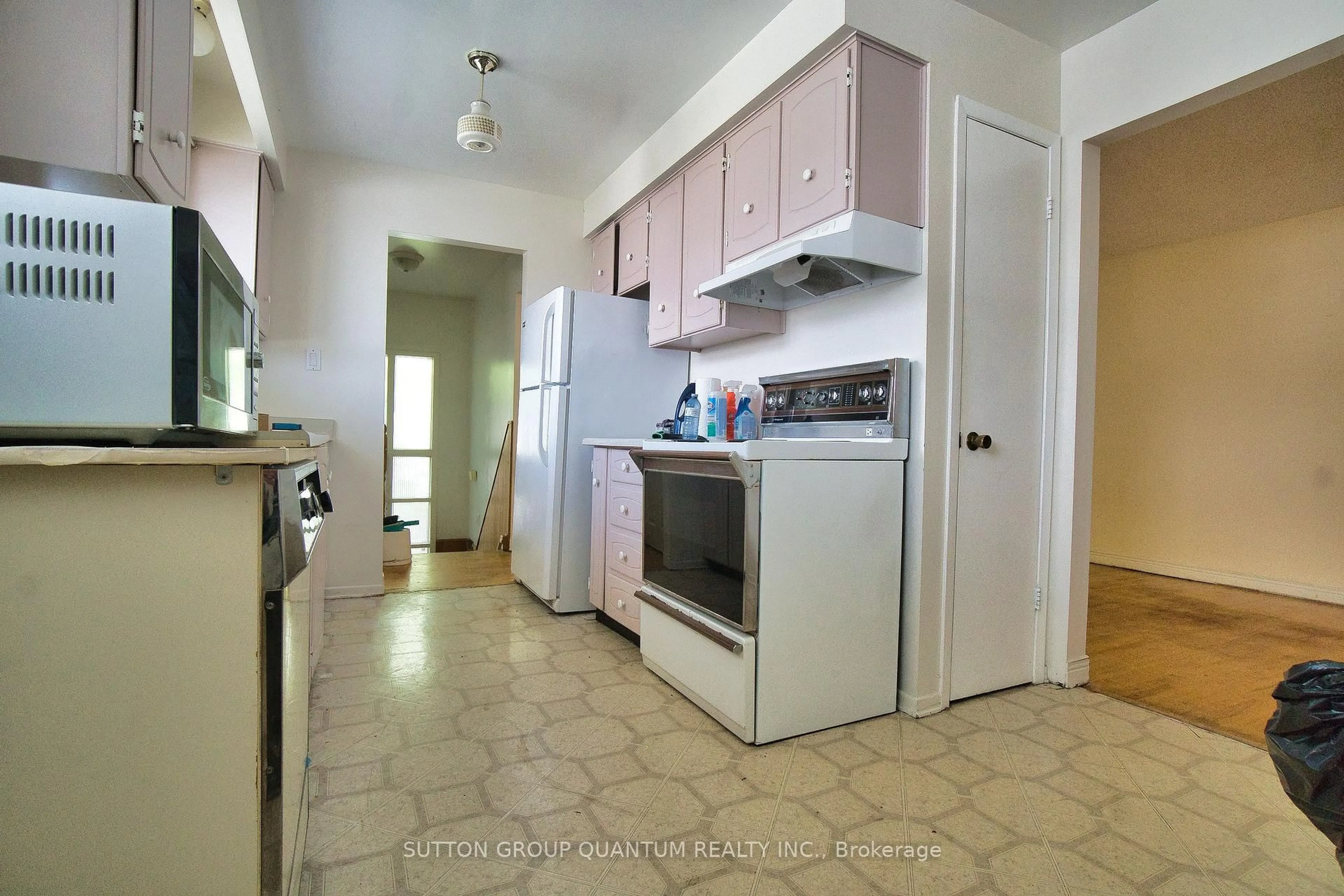 Standard kitchen, ceramic/tile floor for 797 Eaglemount Cres, Mississauga Ontario L5C 1H2