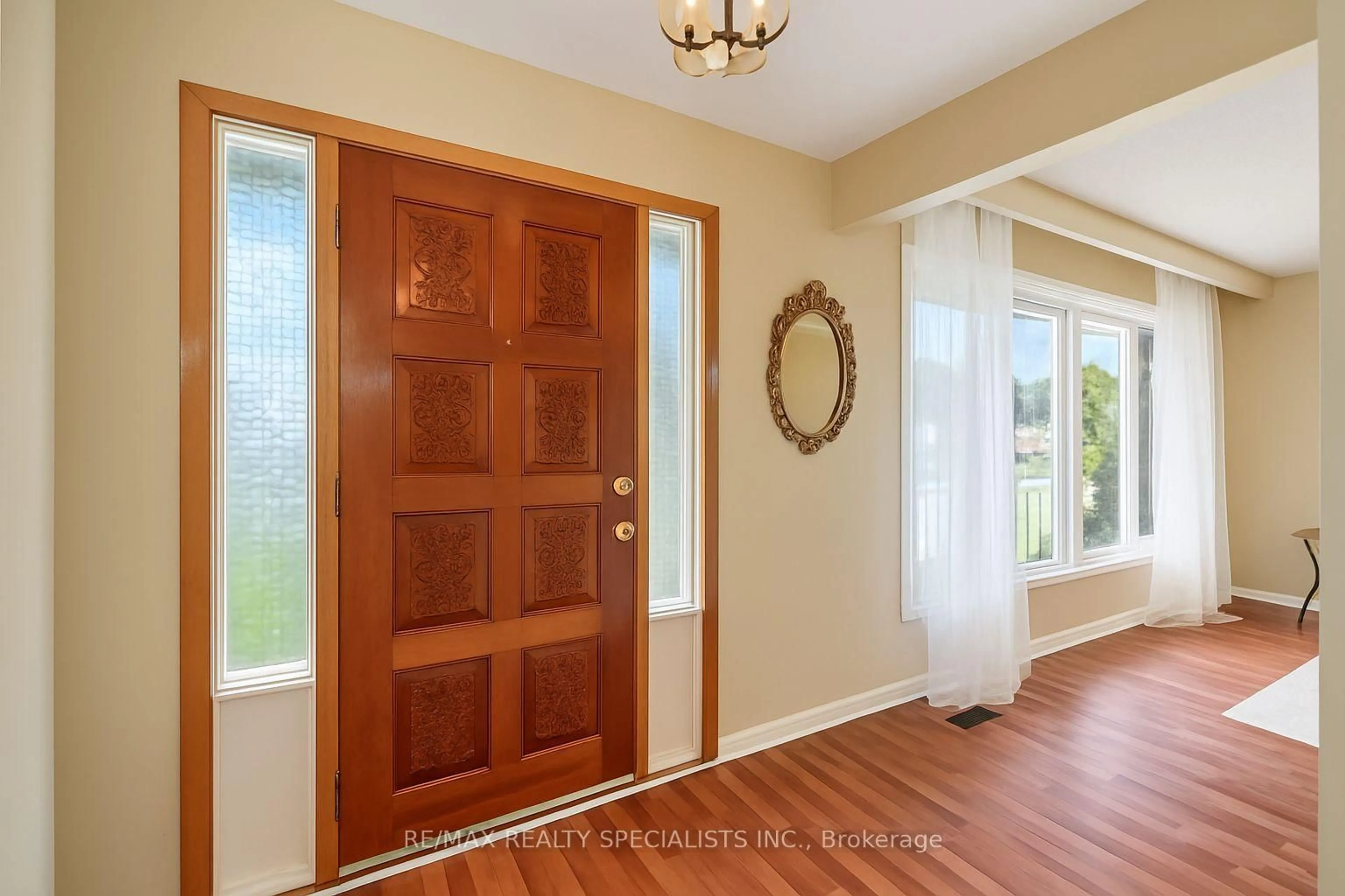 Indoor entryway for 523 Silver Creek Blvd, Mississauga Ontario L5A 2B5
