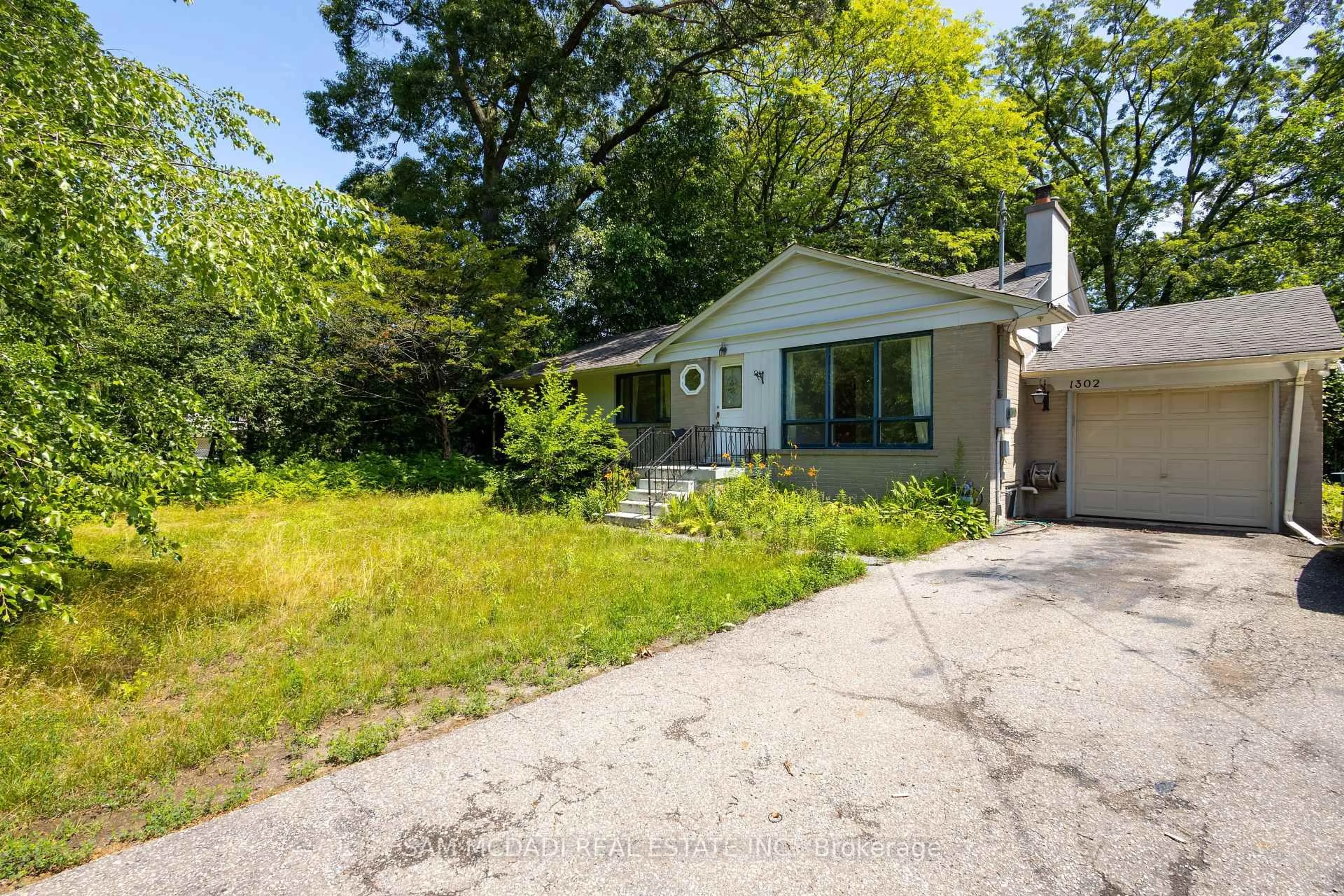 A pic from outside/outdoor area/front of a property/back of a property/a pic from drone, street for 1302 Martley Dr, Mississauga Ontario L5H 1N9
