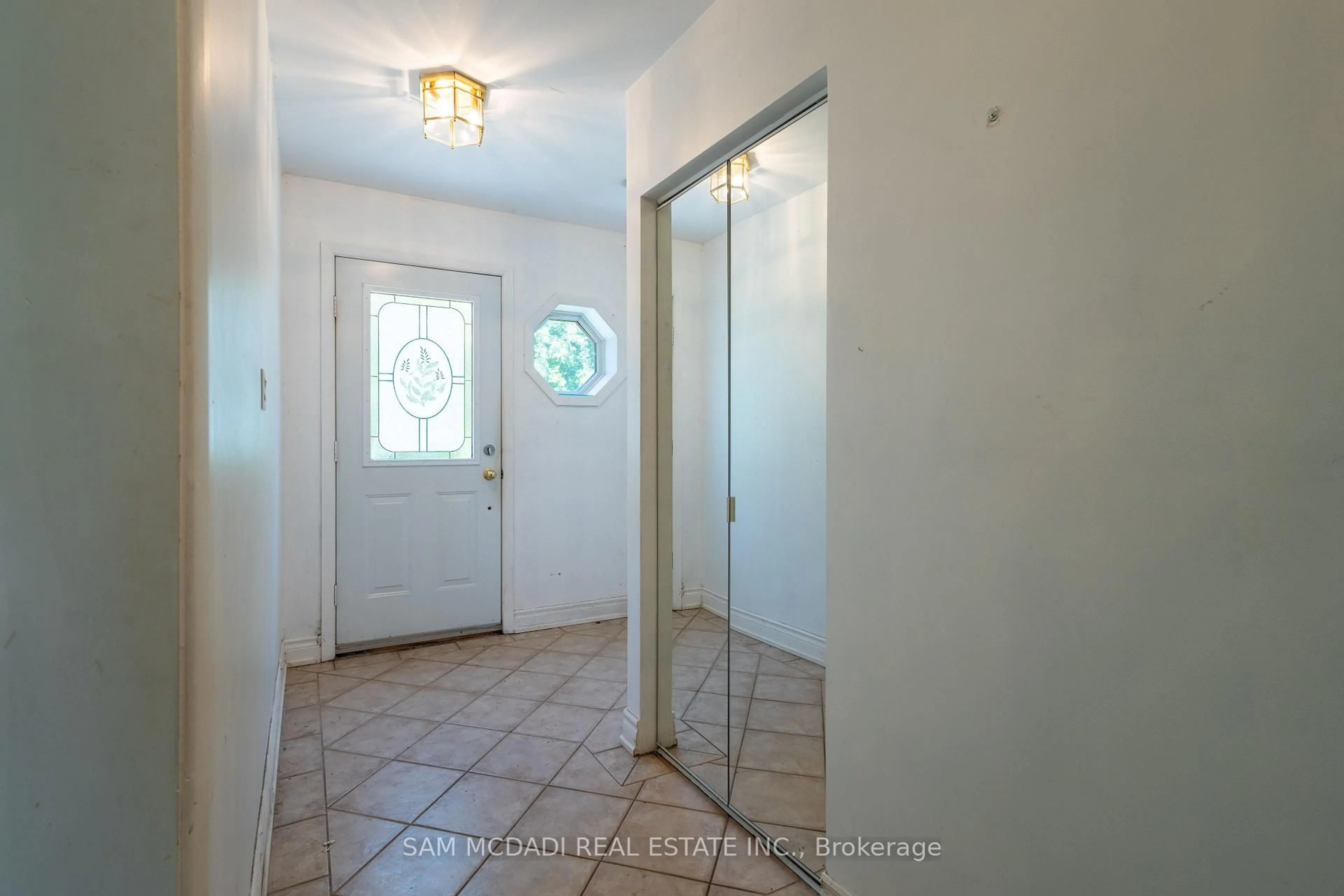 Indoor entryway for 1302 Martley Dr, Mississauga Ontario L5H 1N9