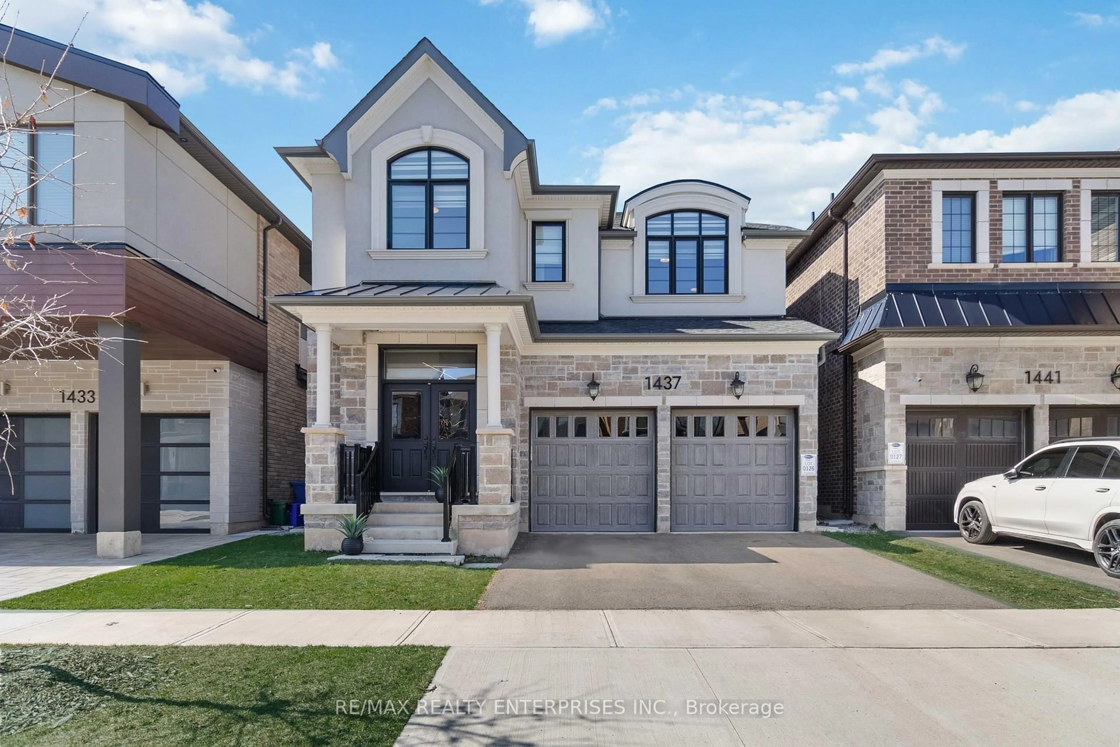 Home with brick exterior material, street for 1437 Lakeport Cres, Oakville Ontario L6H 3S1