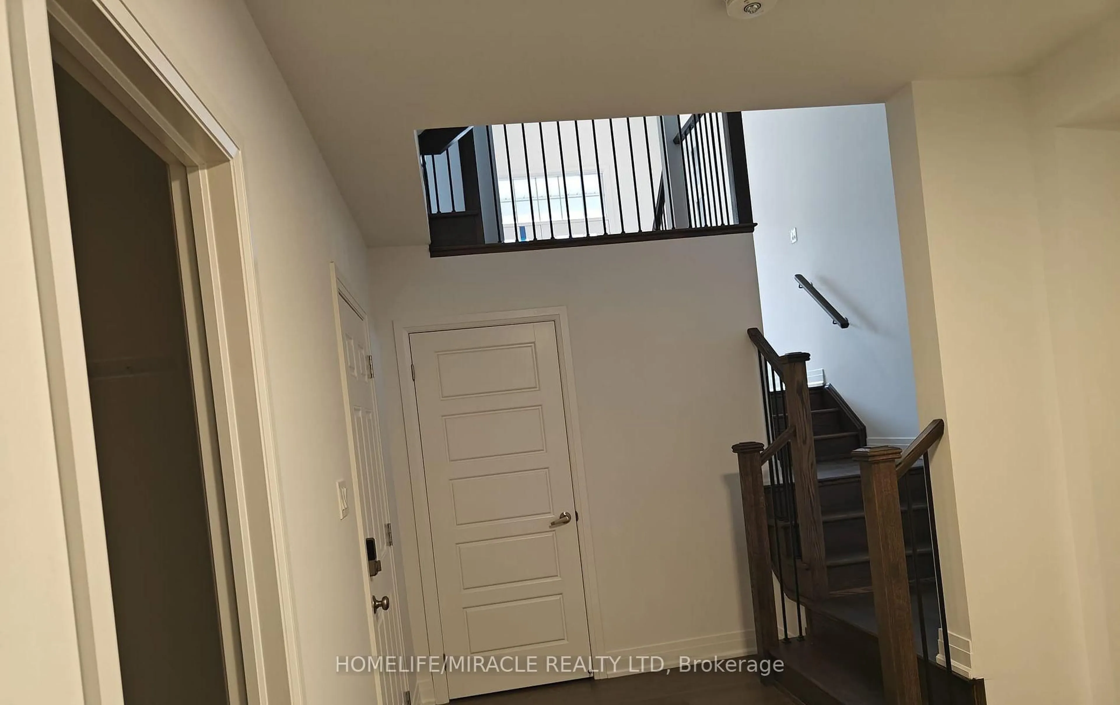 Indoor foyer for 1348 Aymond Cres, Oakville Ontario L6H 7G1