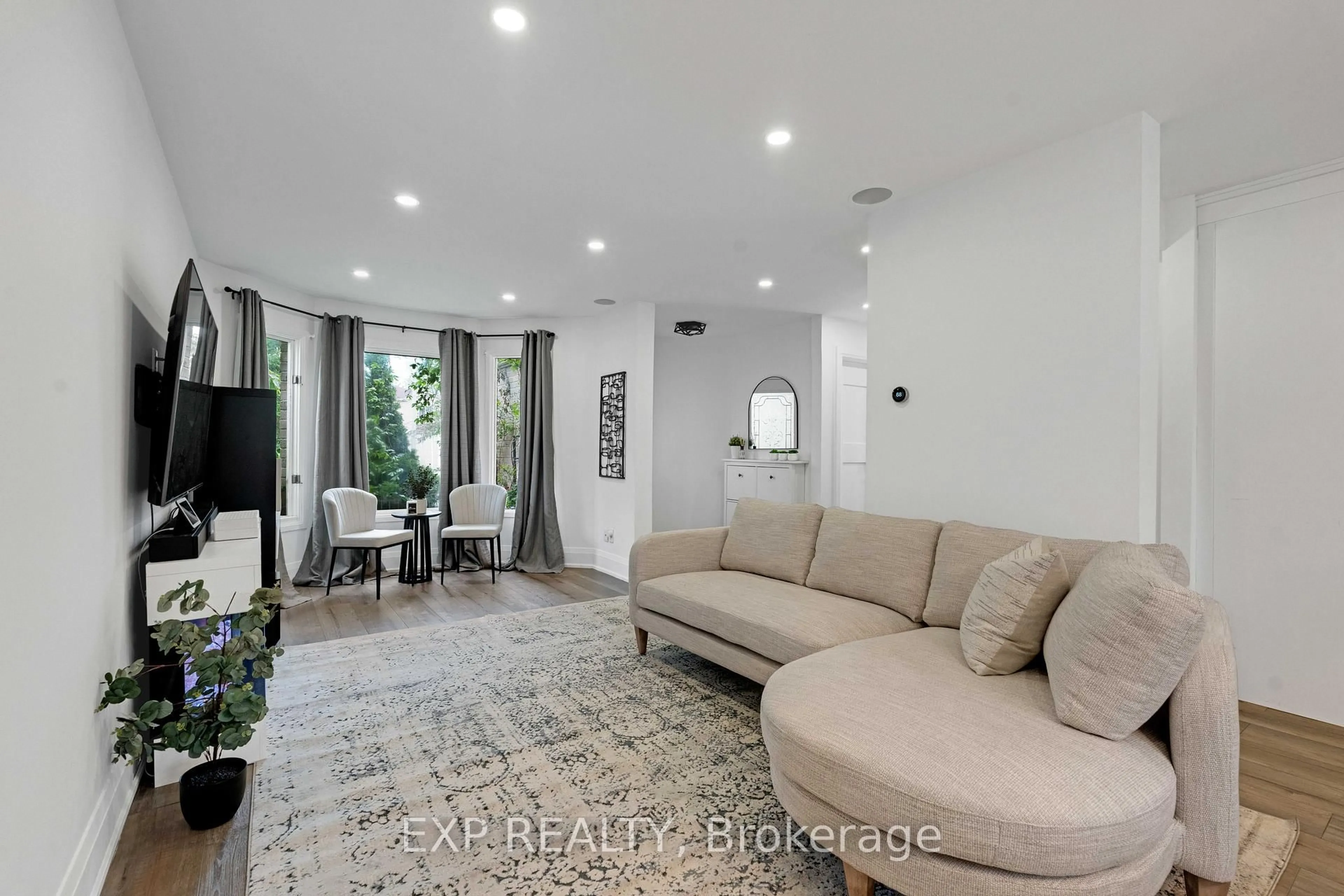 Living room with furniture, unknown for 1674 Princelea Pl, Mississauga Ontario L5M 3P5