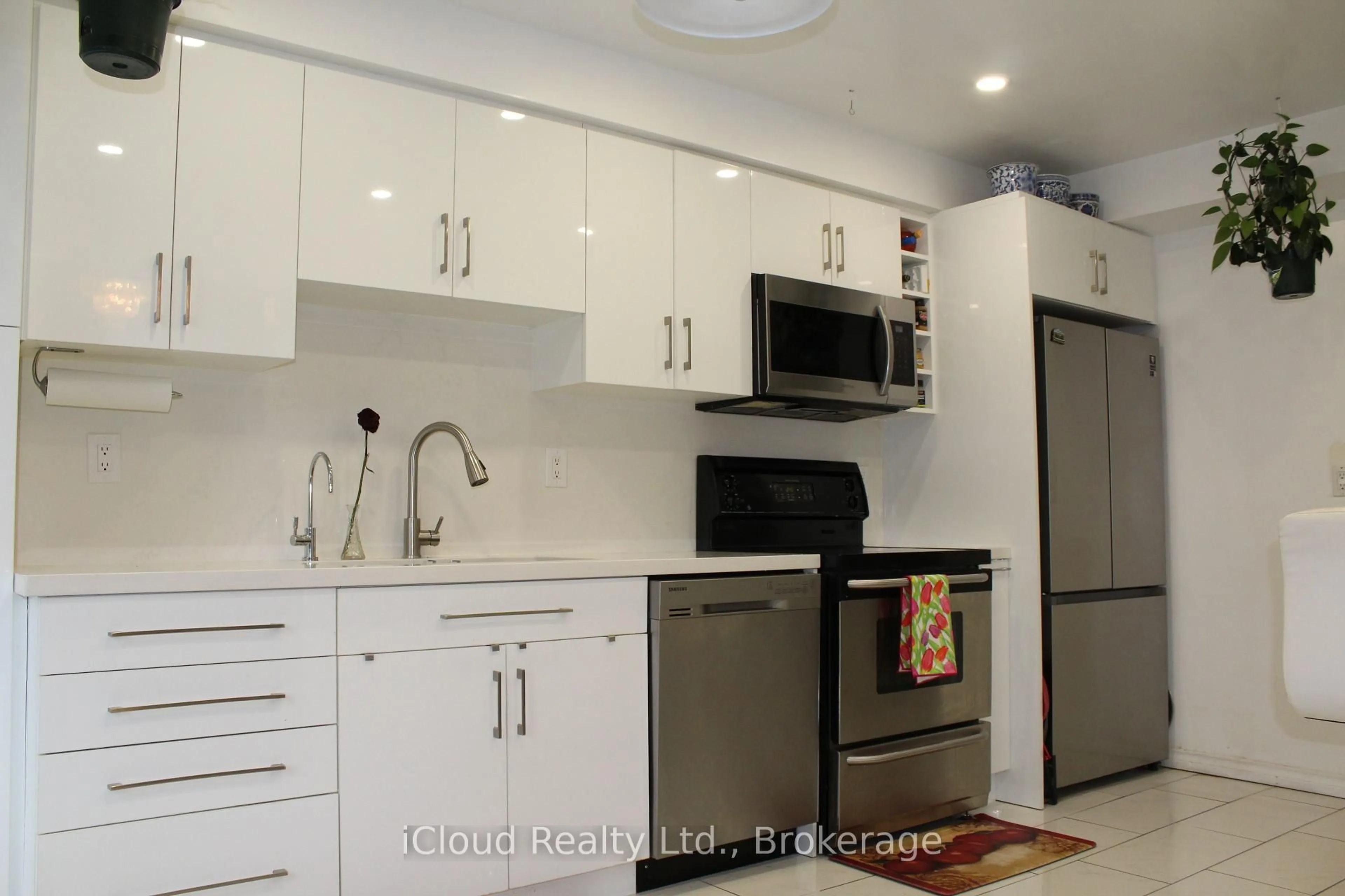 Standard kitchen, unknown for 3 Hartnell Sq #2, Brampton Ontario L6S 5W7