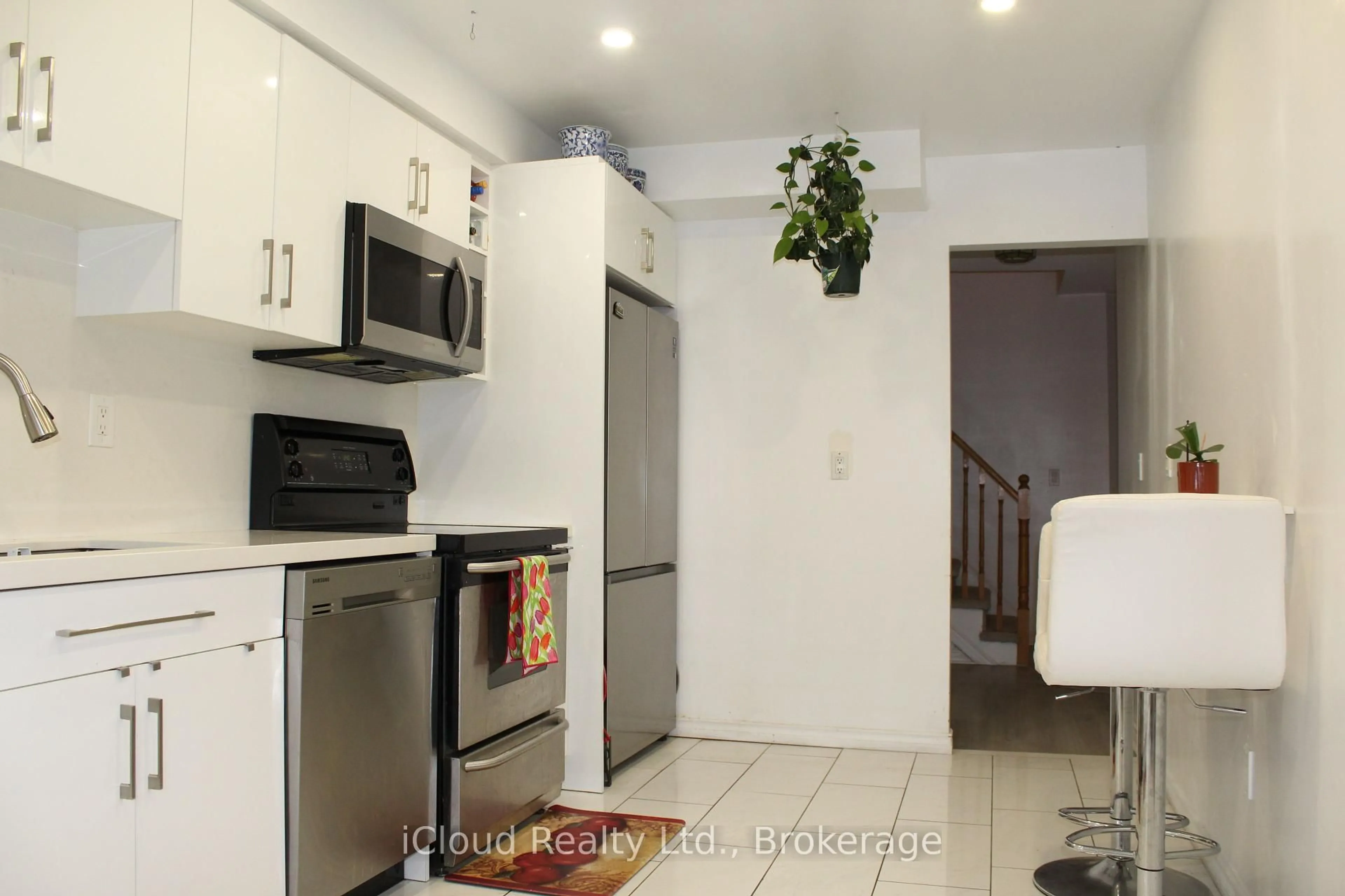 Standard kitchen, ceramic/tile floor for 3 Hartnell Sq #2, Brampton Ontario L6S 5W7