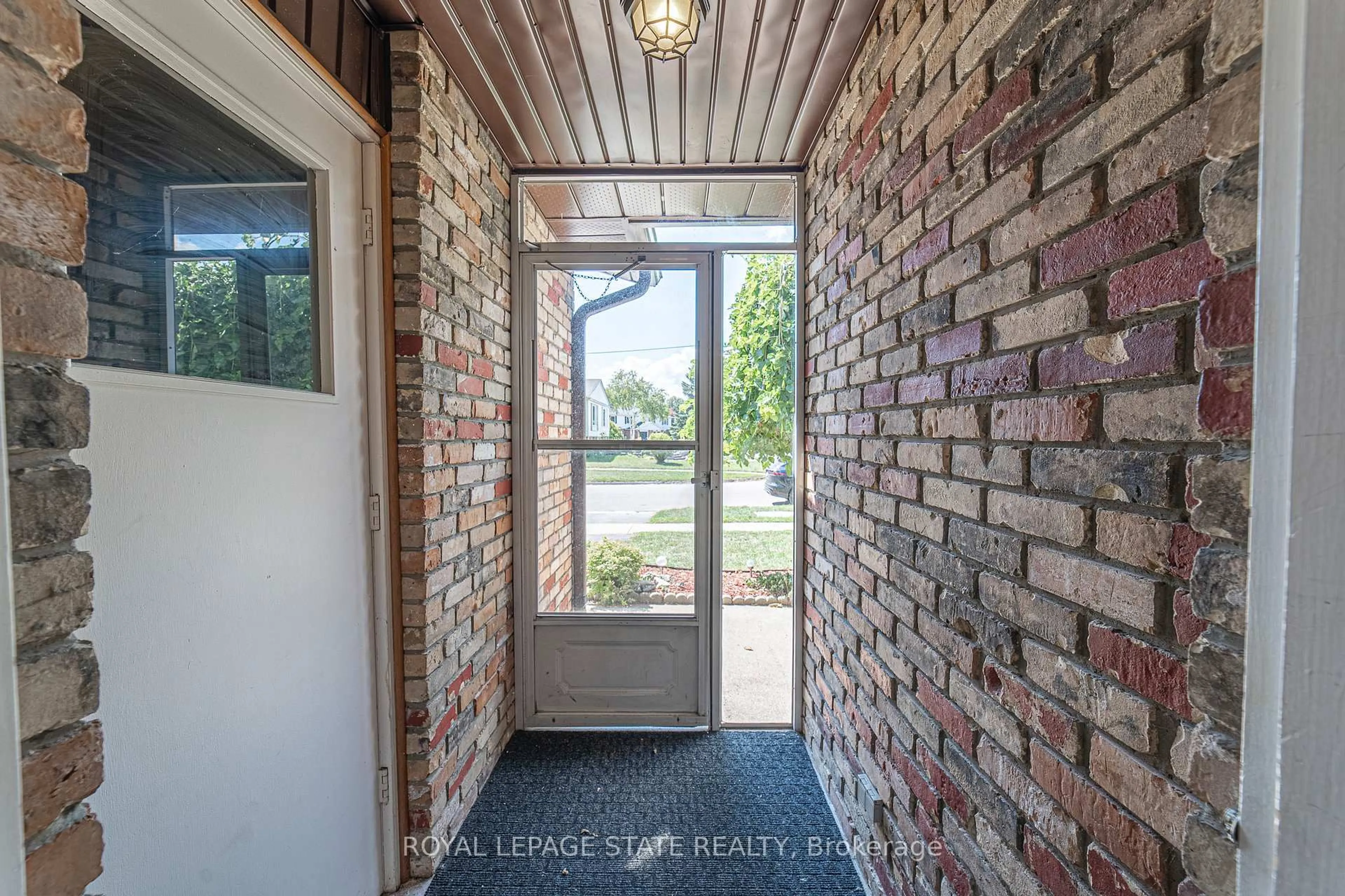 Indoor entryway for 929 Daryl Dr, Burlington Ontario L7T 4C1