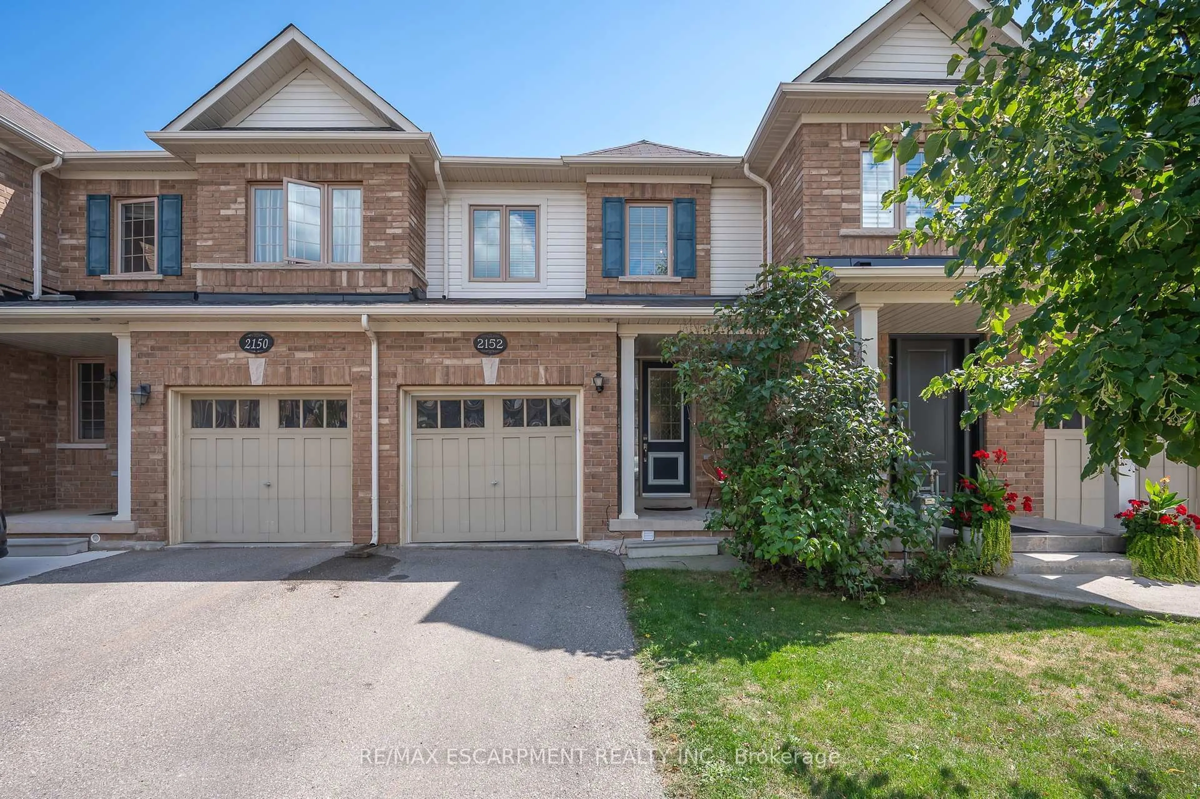 A pic from outside/outdoor area/front of a property/back of a property/a pic from drone, street for 2152 Fiddlers Way, Oakville Ontario L6M 0M5