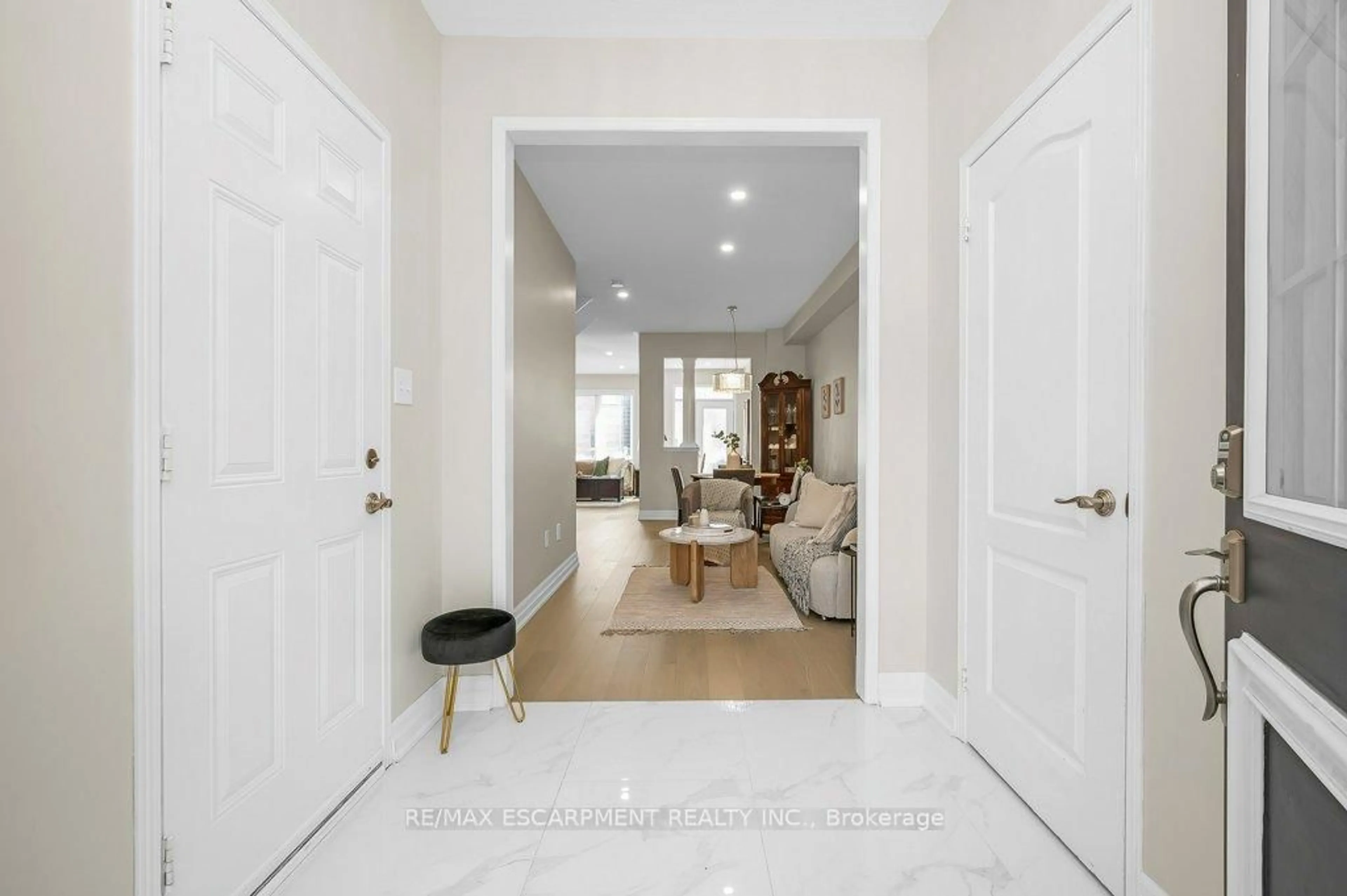 Indoor entryway for 2152 Fiddlers Way, Oakville Ontario L6M 0M5