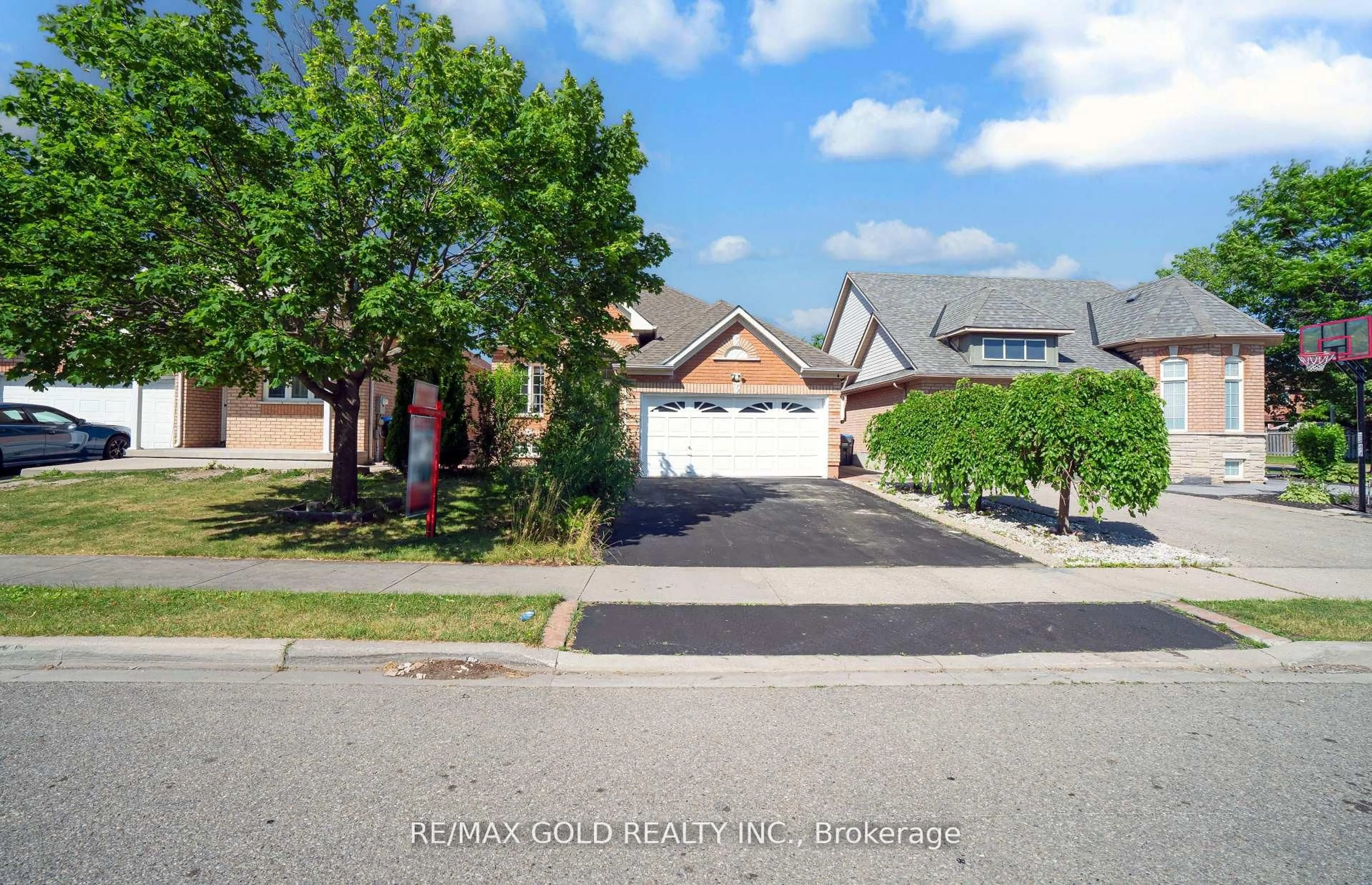 A pic from outside/outdoor area/front of a property/back of a property/a pic from drone, street for 3 Orchid Dr, Brampton Ontario L7A 1M4