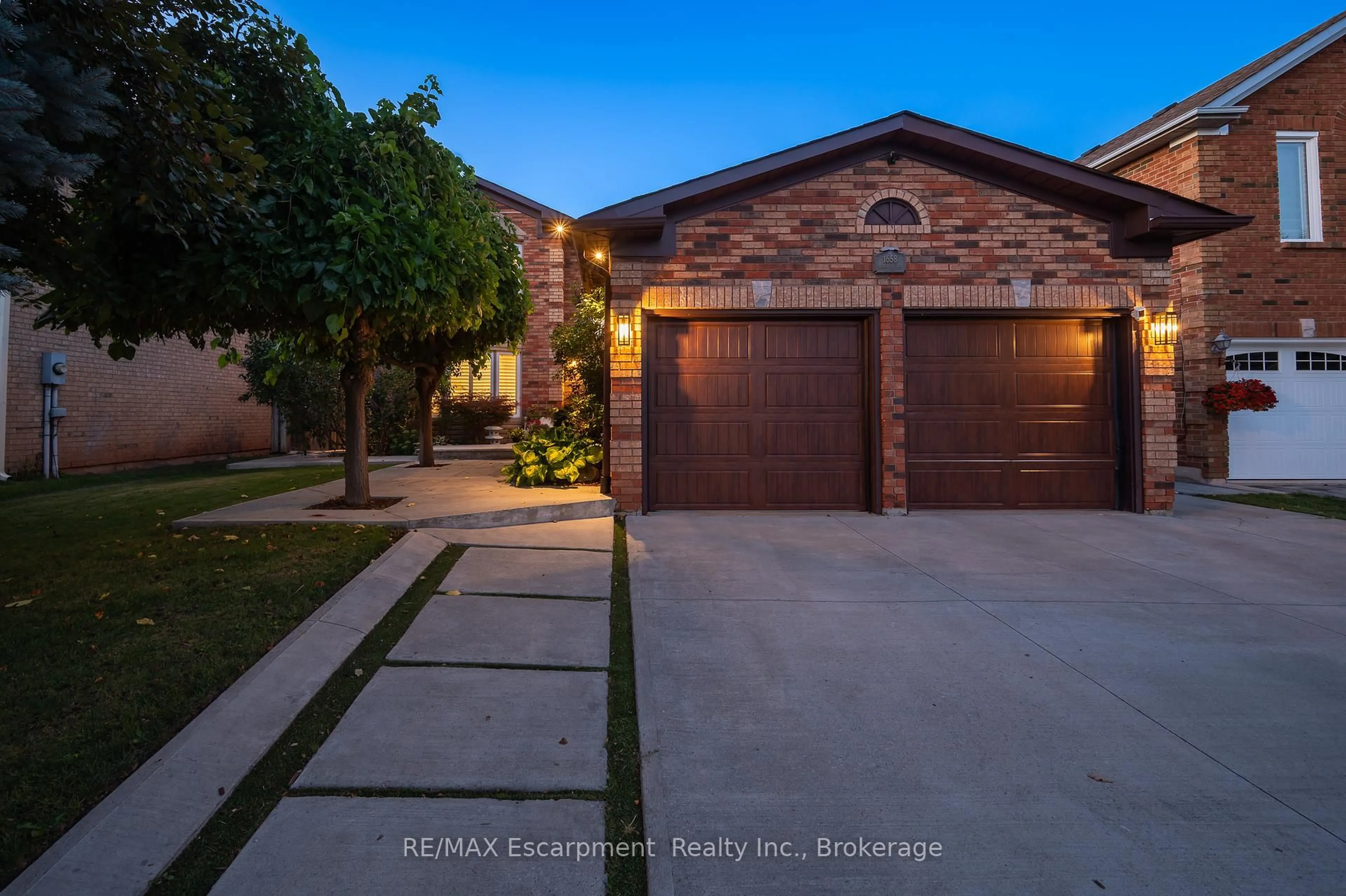 Home with brick exterior material, street for 1658 Heritage Way, Oakville Ontario L6M 2Z9