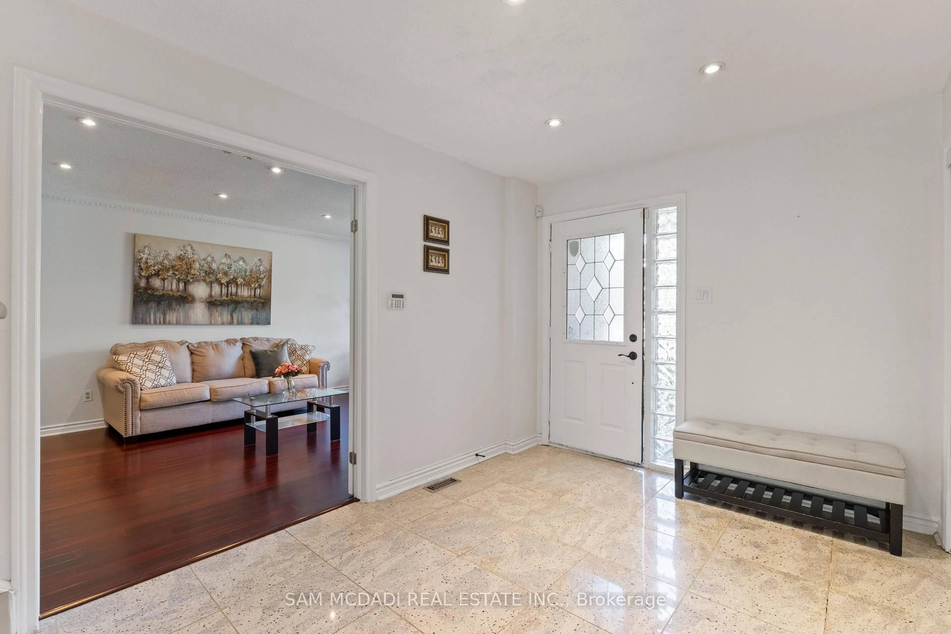 Indoor entryway for 3068 Prentiss Rd, Mississauga Ontario L5L 3W6