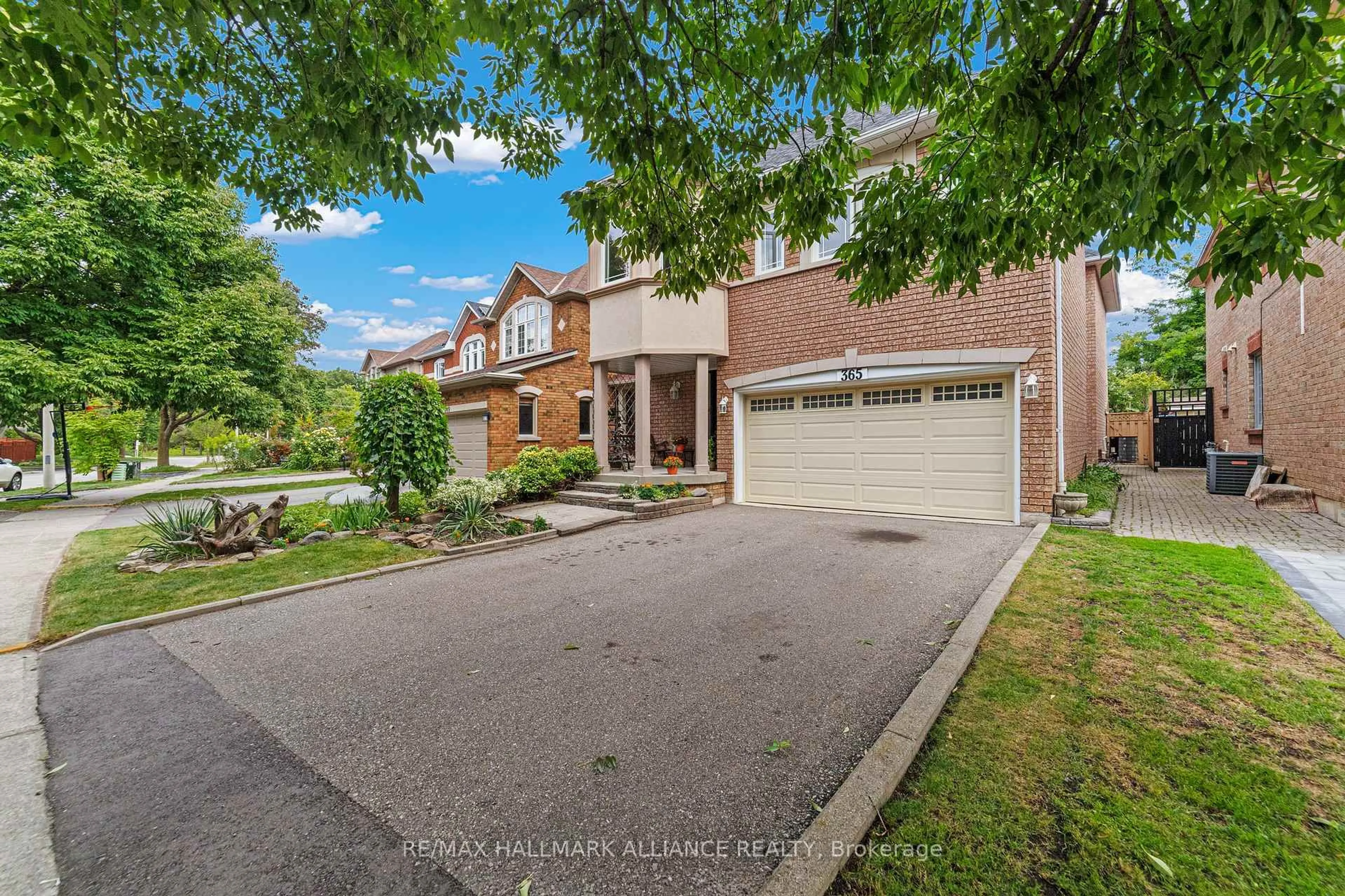 A pic from outside/outdoor area/front of a property/back of a property/a pic from drone, street for 365 Turnberry Cres, Mississauga Ontario L4Z 3W3