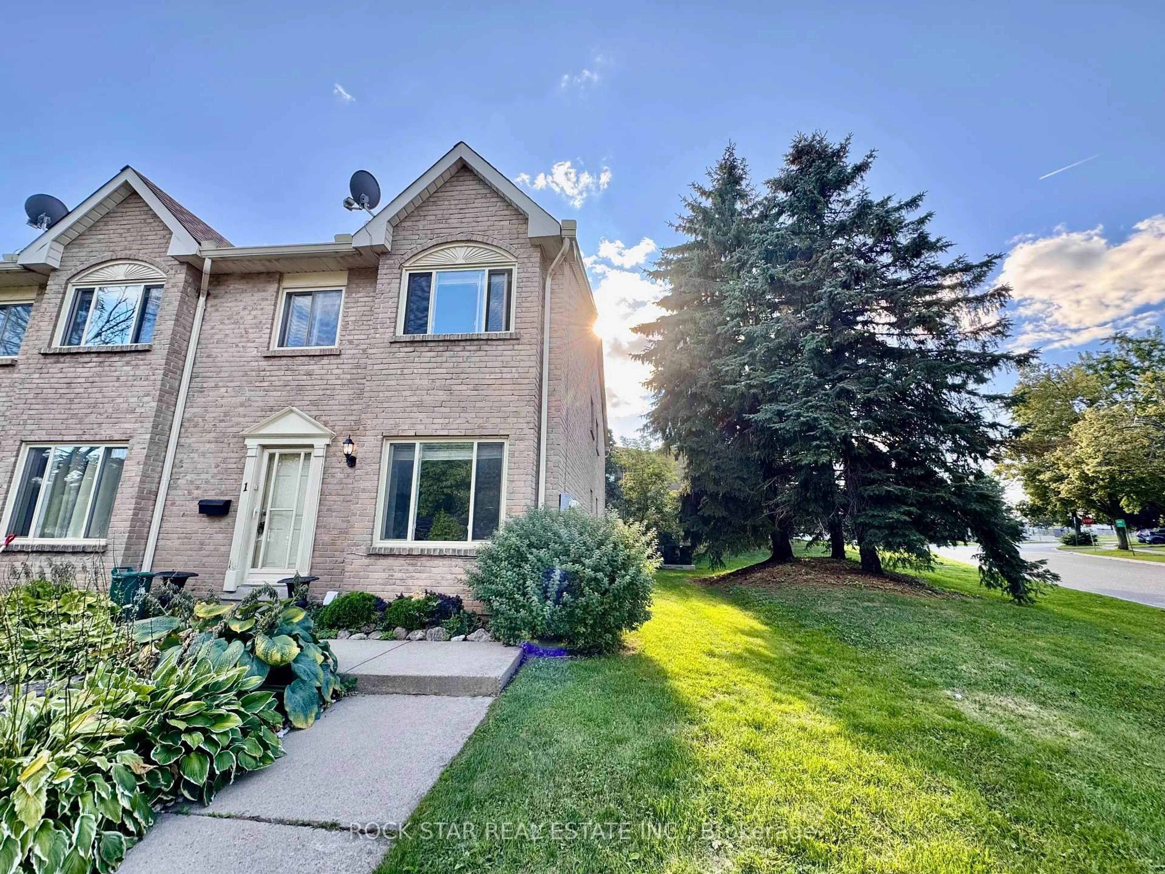 A pic from outside/outdoor area/front of a property/back of a property/a pic from drone, unknown for 2 Cedar Dr #1, Orangeville Ontario L9W 2X6