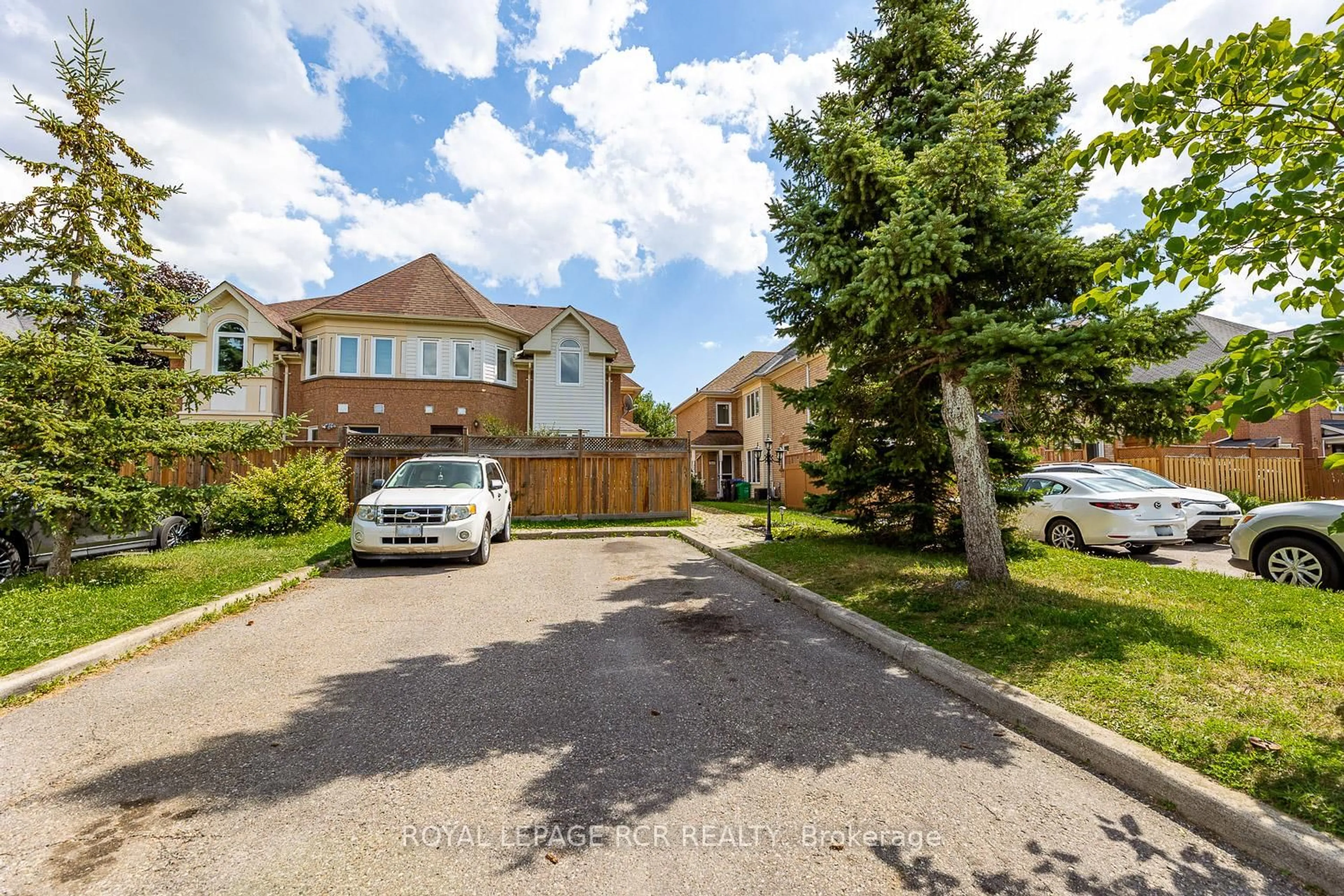 A pic from outside/outdoor area/front of a property/back of a property/a pic from drone, street for 198 Pressed Brick Dr, Brampton Ontario L6V 4K7