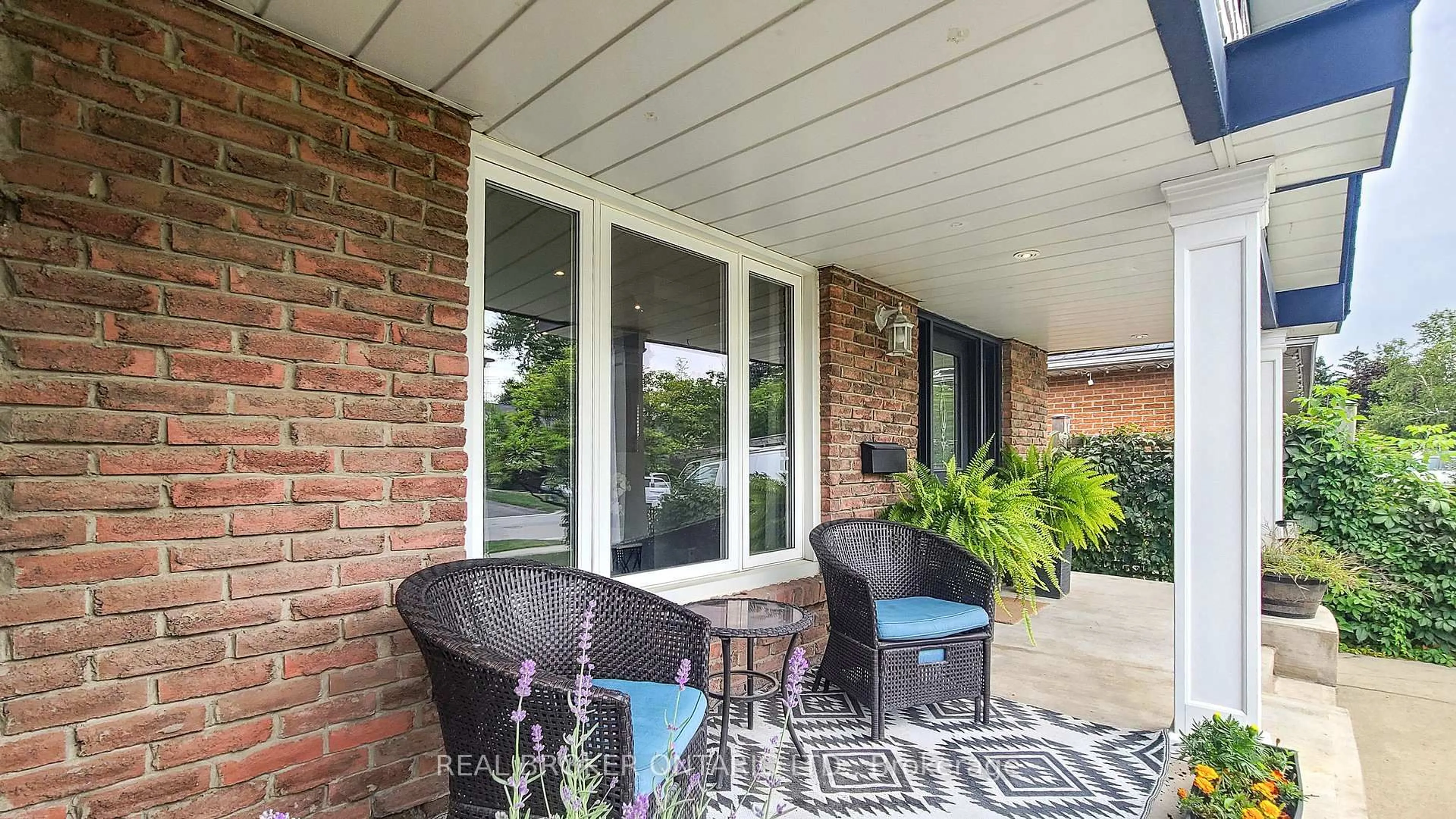 Patio, street for 729 Willow Ave, Milton Ontario L9T 3E5