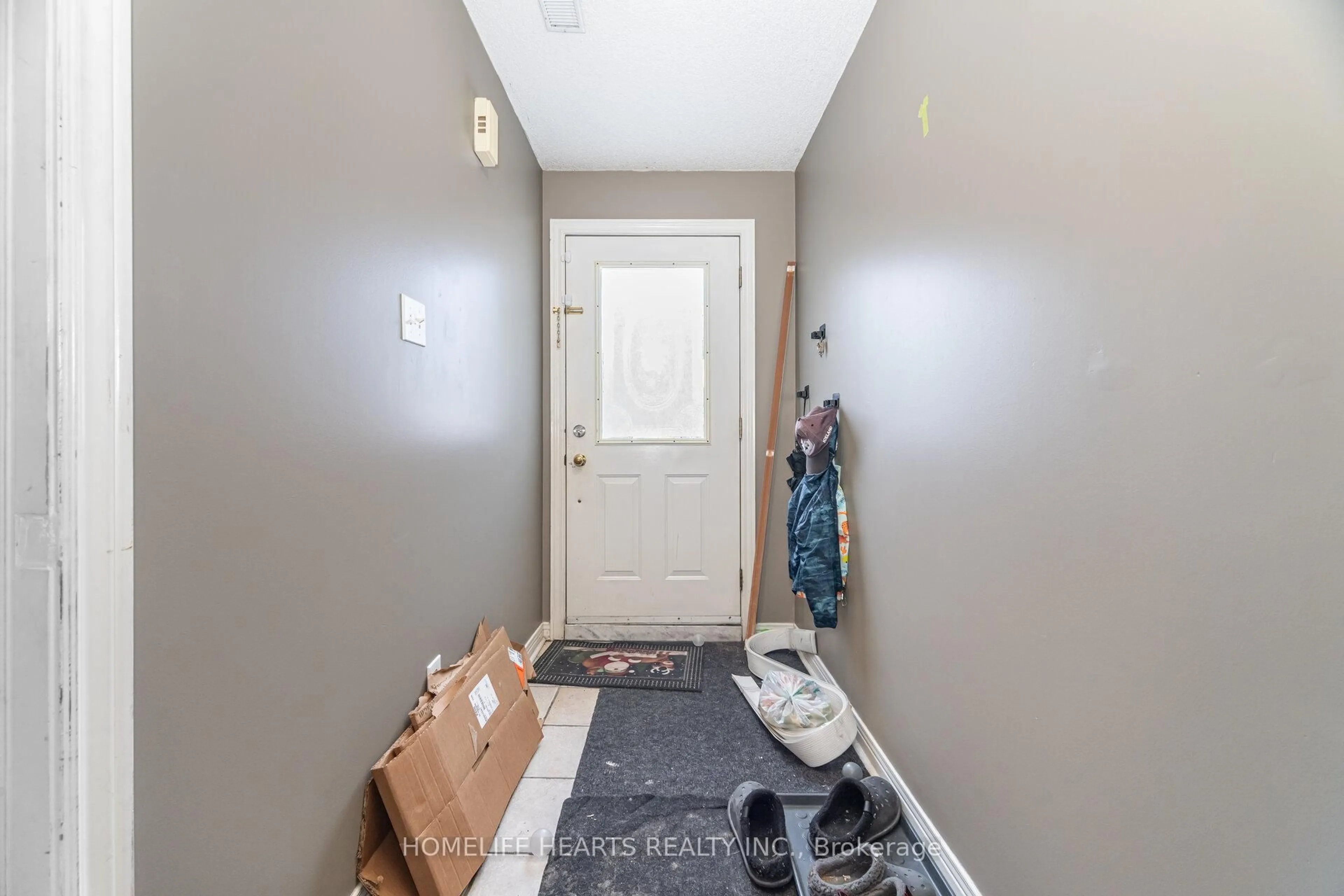 Indoor entryway for 1245 Weston Rd, Toronto Ontario M6M 4P9