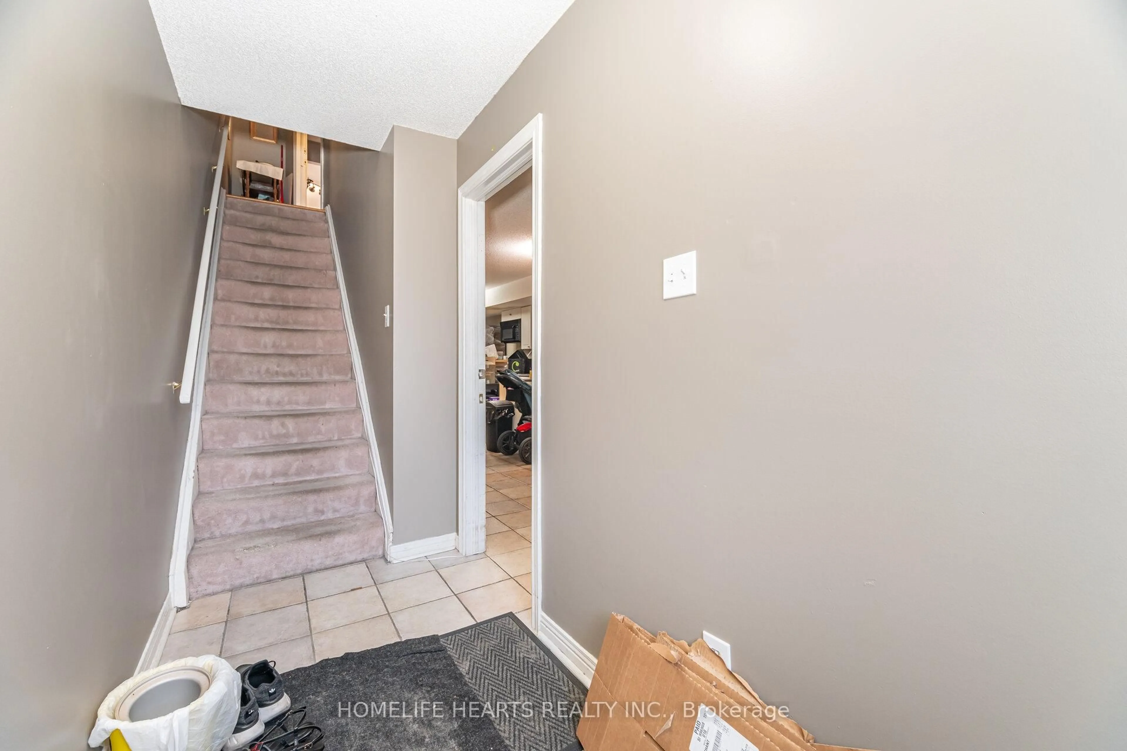 Indoor entryway for 1245 Weston Rd, Toronto Ontario M6M 4P9