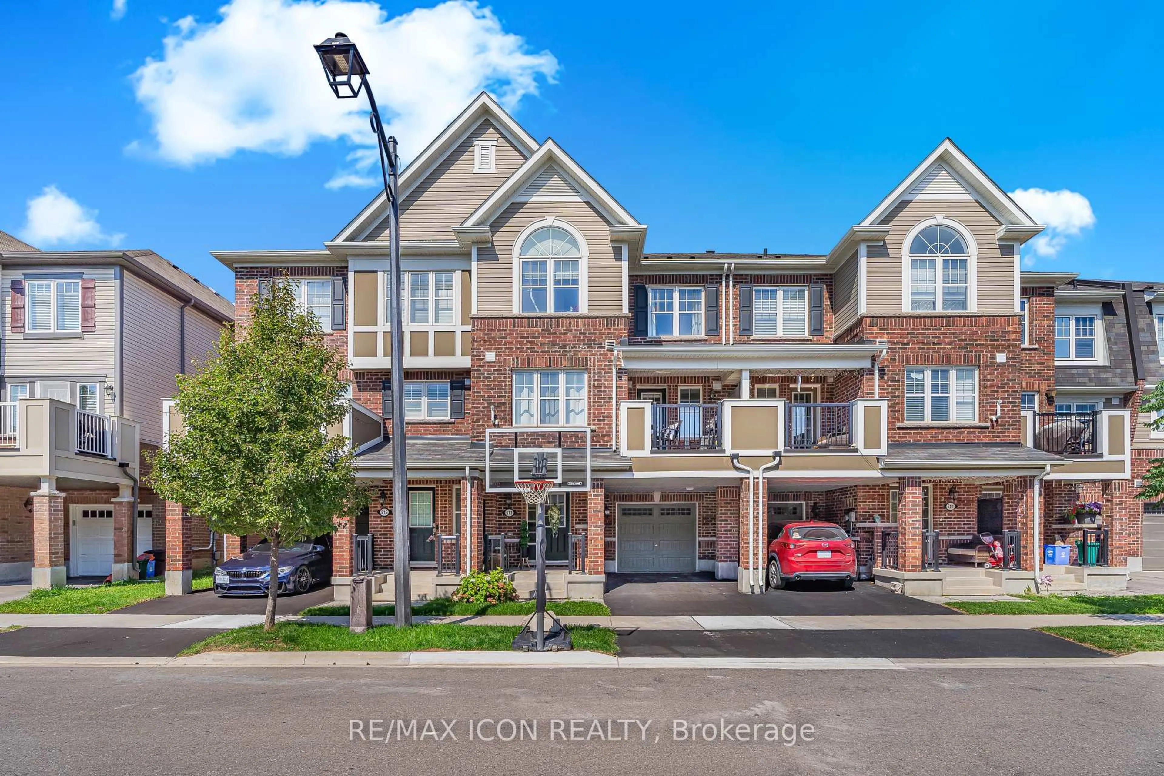 A pic from outside/outdoor area/front of a property/back of a property/a pic from drone, street for 513 Fir Crt, Milton Ontario L9T 7E7