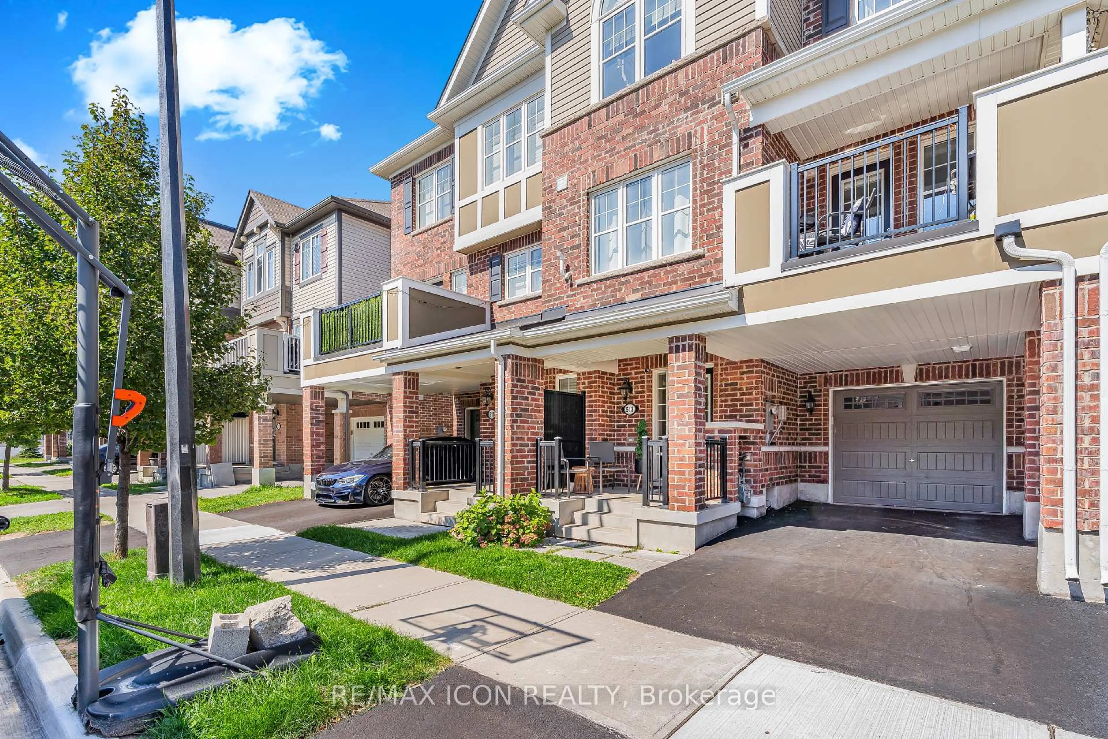 A pic from outside/outdoor area/front of a property/back of a property/a pic from drone, street for 513 Fir Crt, Milton Ontario L9T 7E7