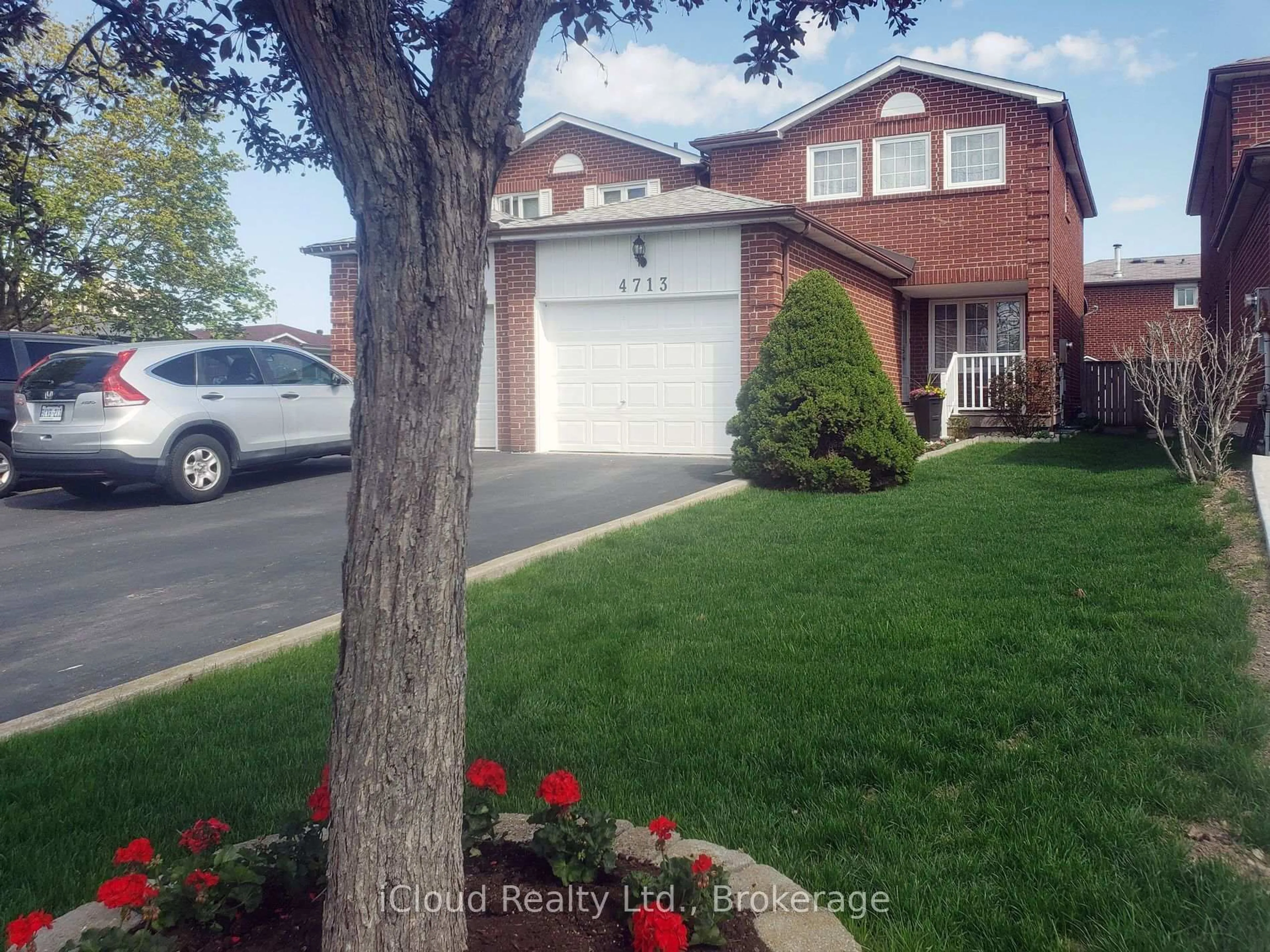 Home with vinyl exterior material, street for 4713 Empire Cres, Mississauga Ontario L5R 1M6