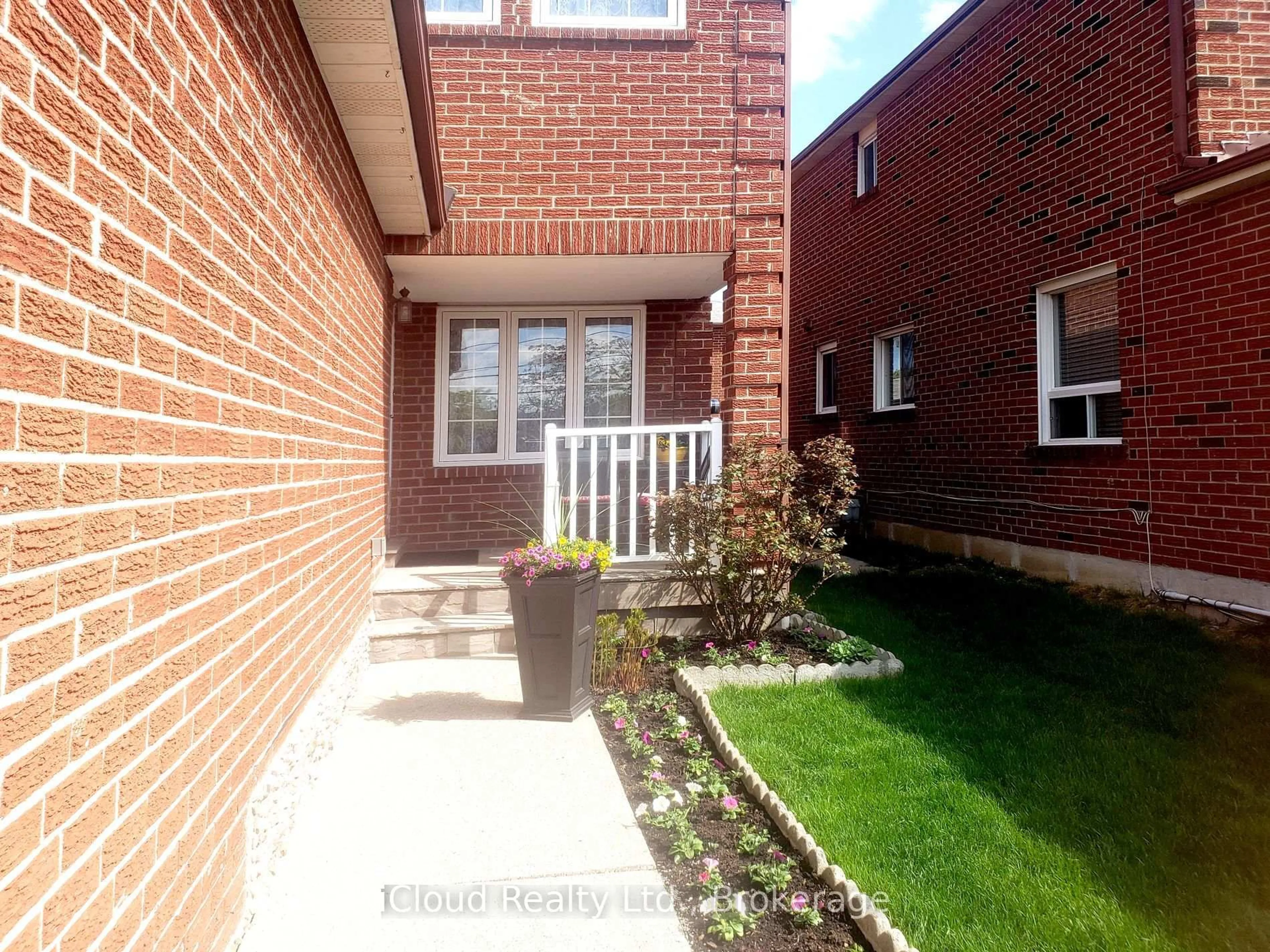 Home with brick exterior material, street for 4713 Empire Cres, Mississauga Ontario L5R 1M6