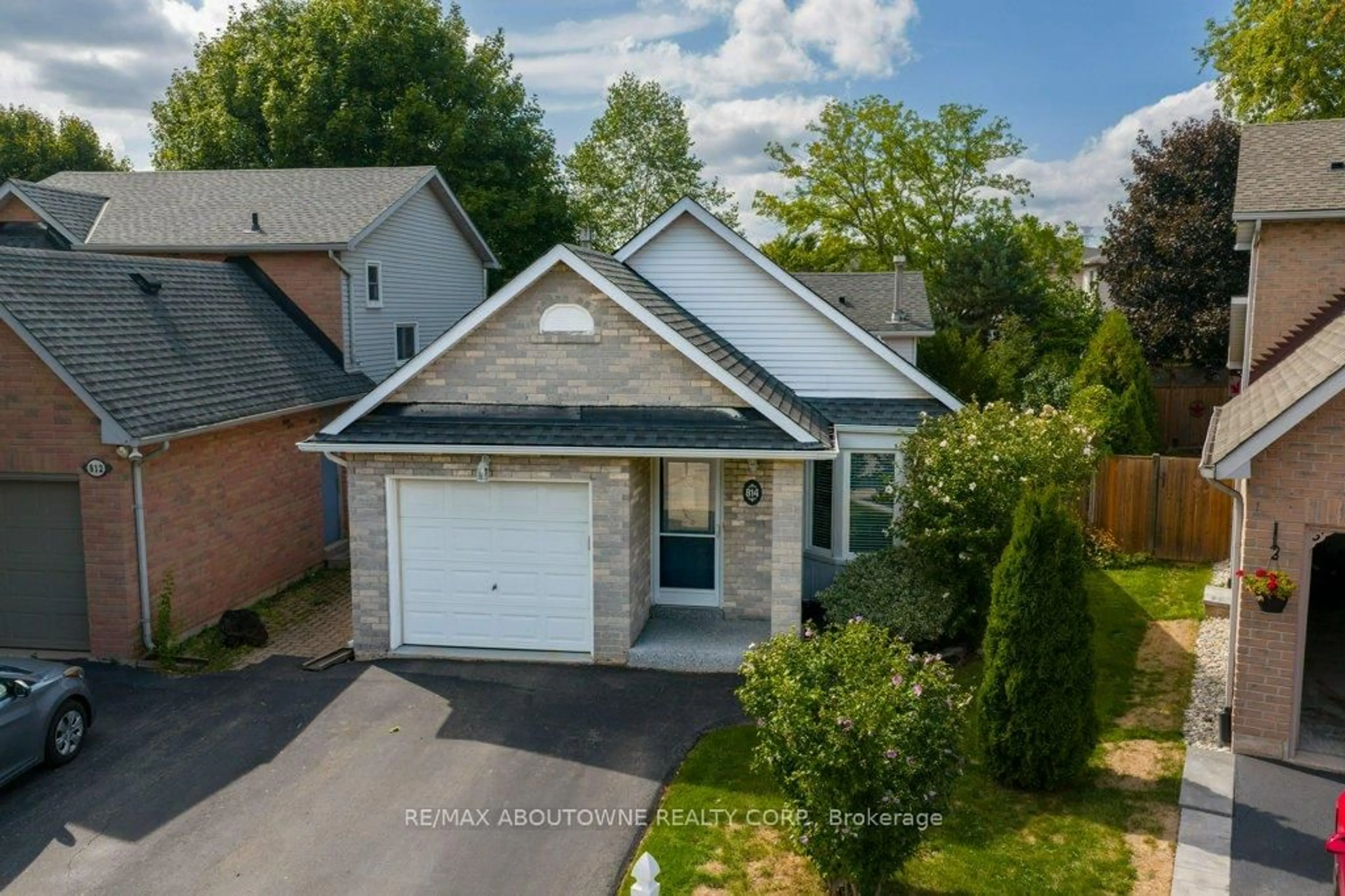 A pic from outside/outdoor area/front of a property/back of a property/a pic from drone, street for 814 Miriam Cres, Burlington Ontario L7S 2B9