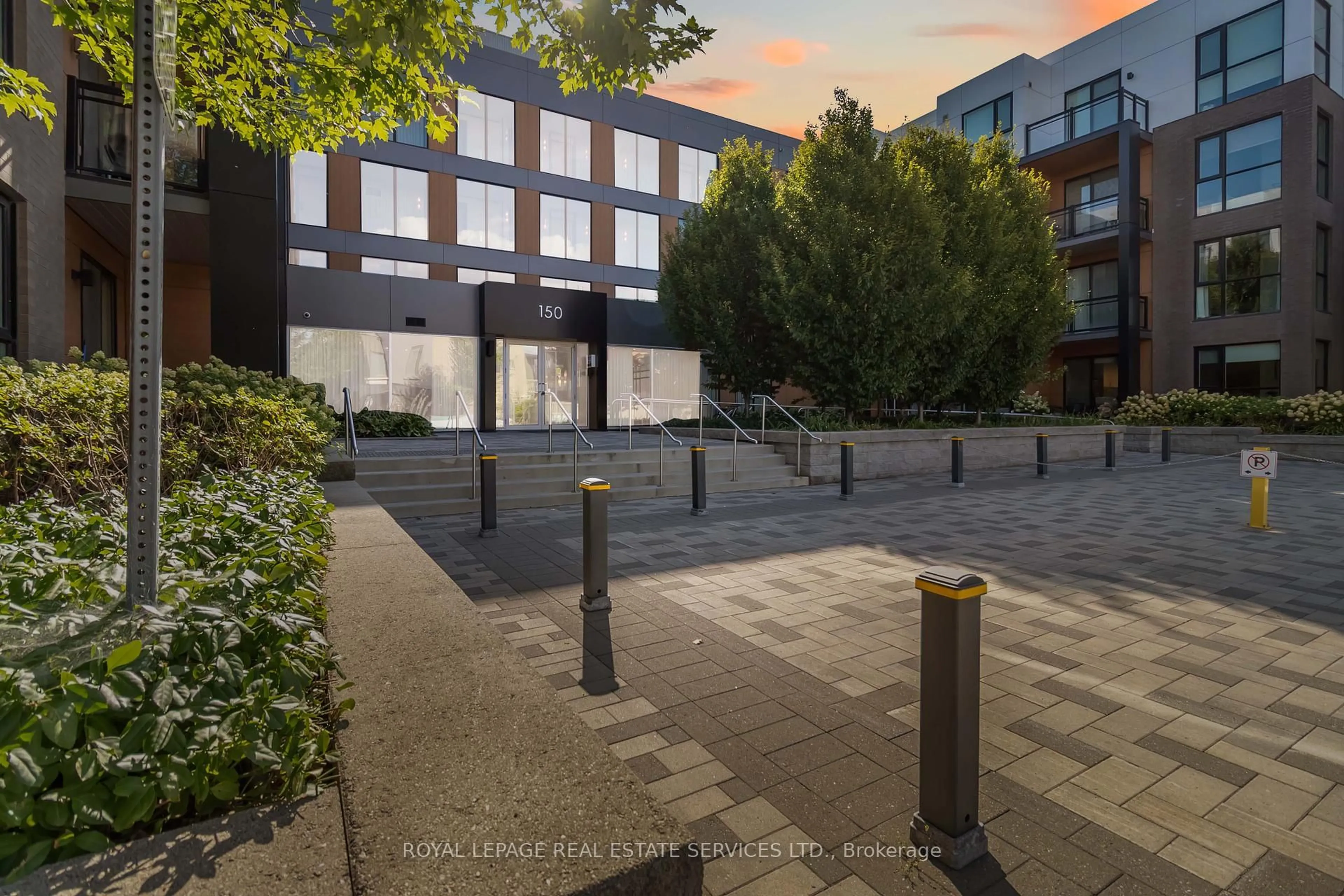A pic from outside/outdoor area/front of a property/back of a property/a pic from drone, building for 150 Sabina Dr #108, Oakville Ontario L6H 7C3